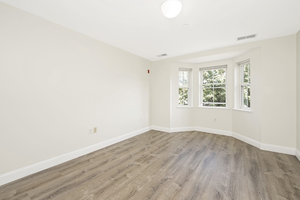 120 Wyllis Ave # 216
