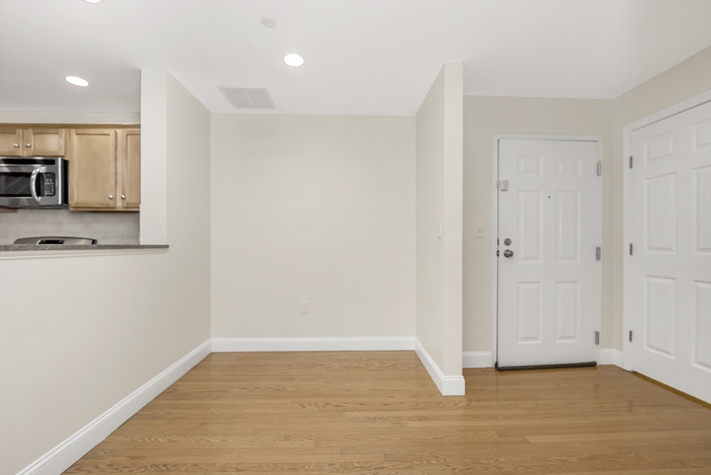 120 Wyllis Ave # 216