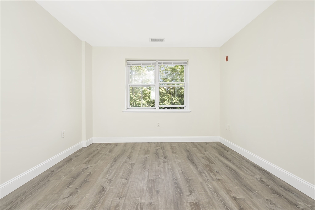 120 Wyllis Ave # 216