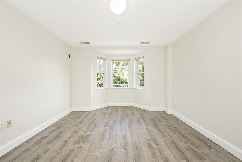120 Wyllis Ave # 216