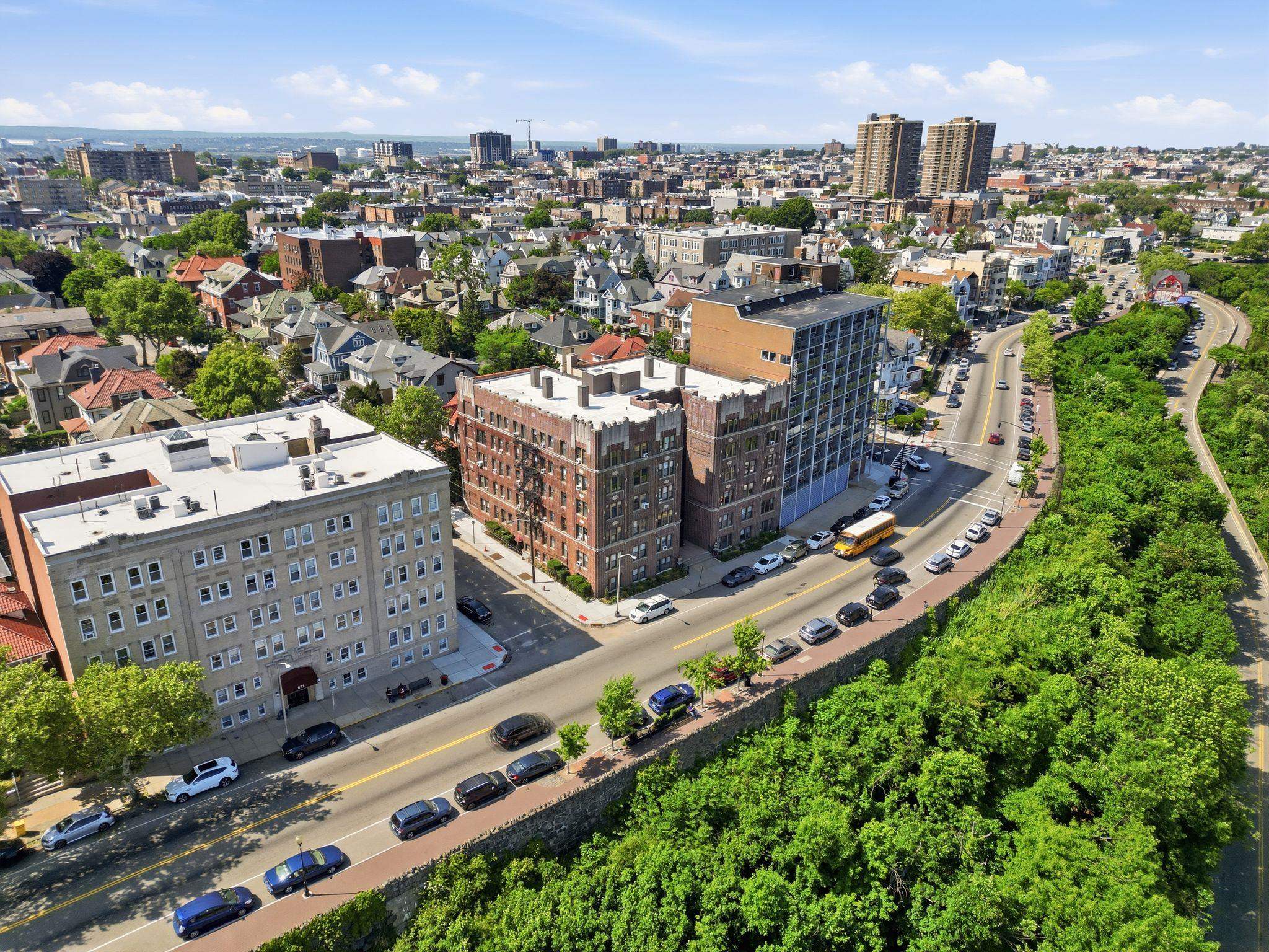 883 BLVD EAST Unit: 1F