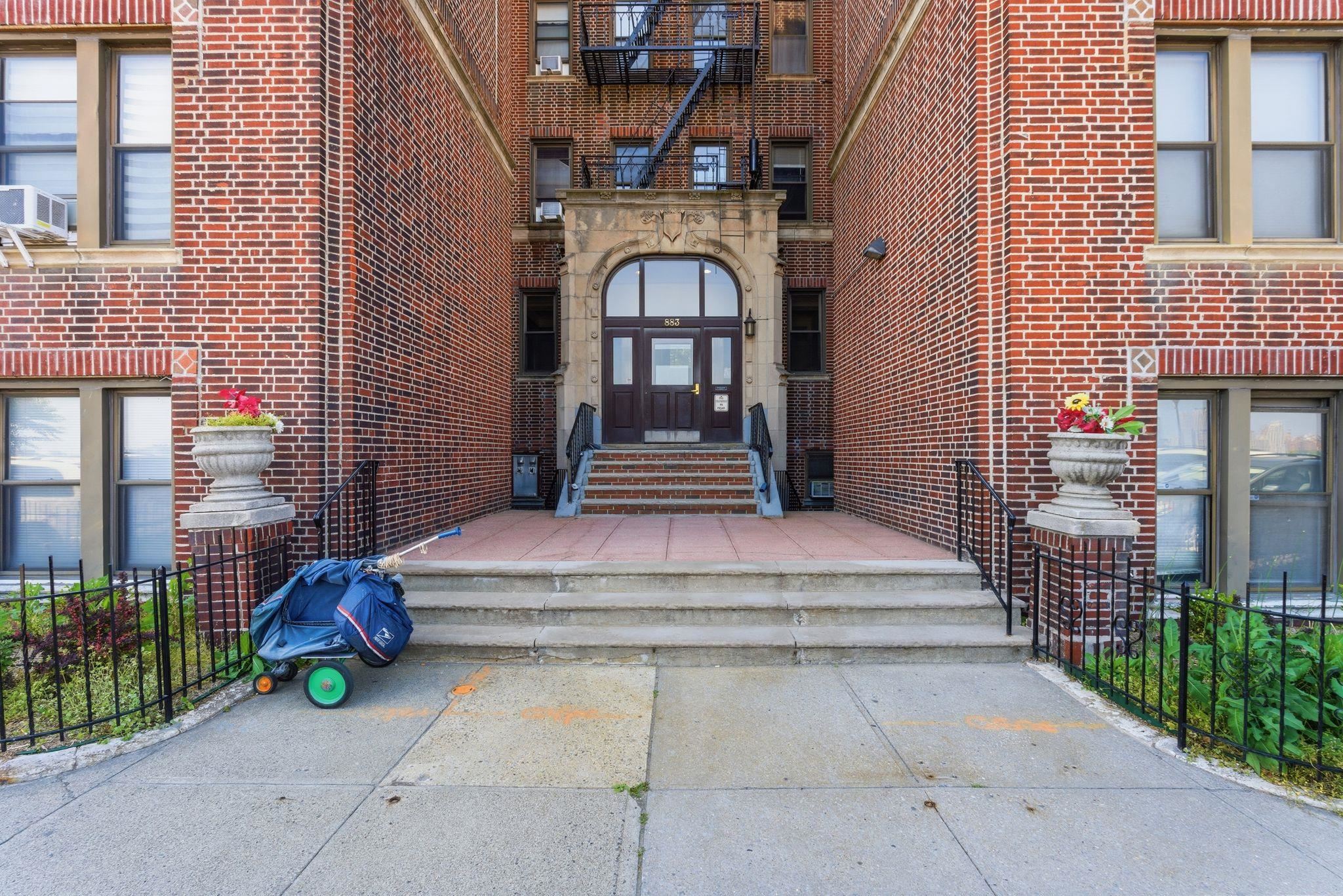883 BLVD EAST Unit: 1F