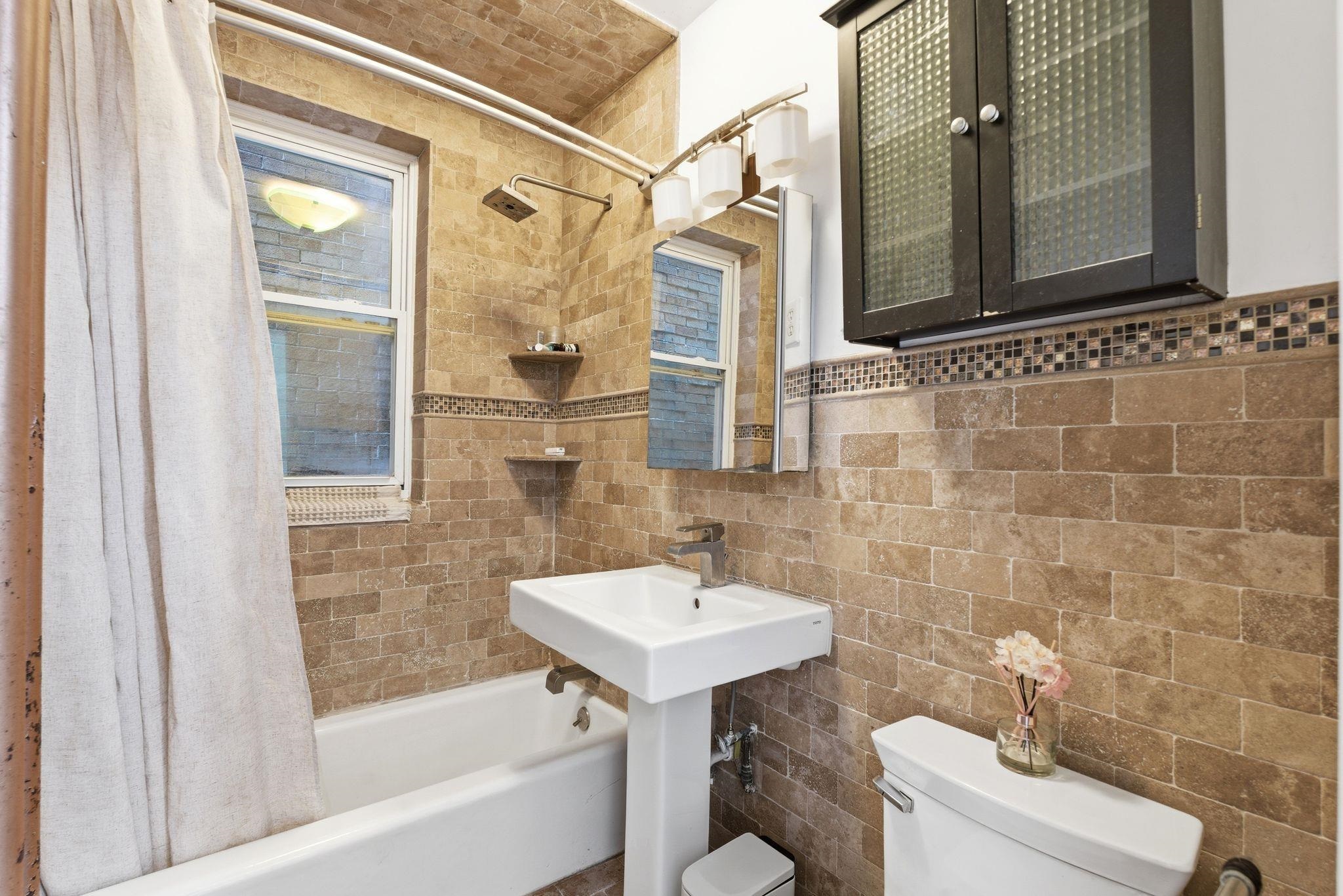 883 BLVD EAST Unit: 1F