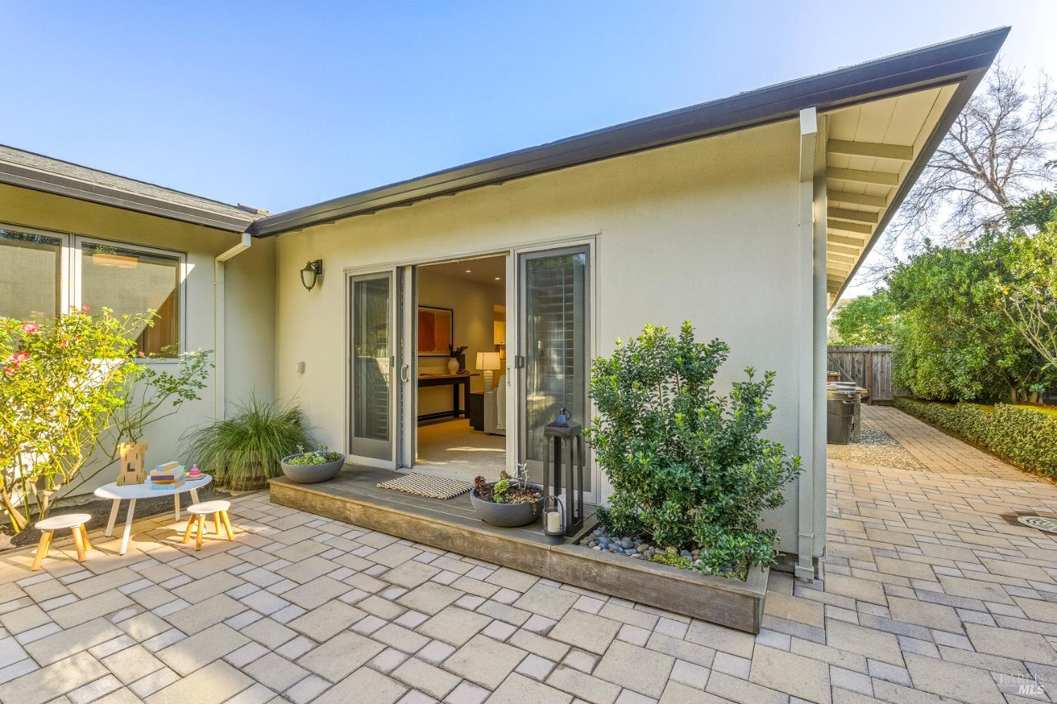 829 Las Pavadas Avenue