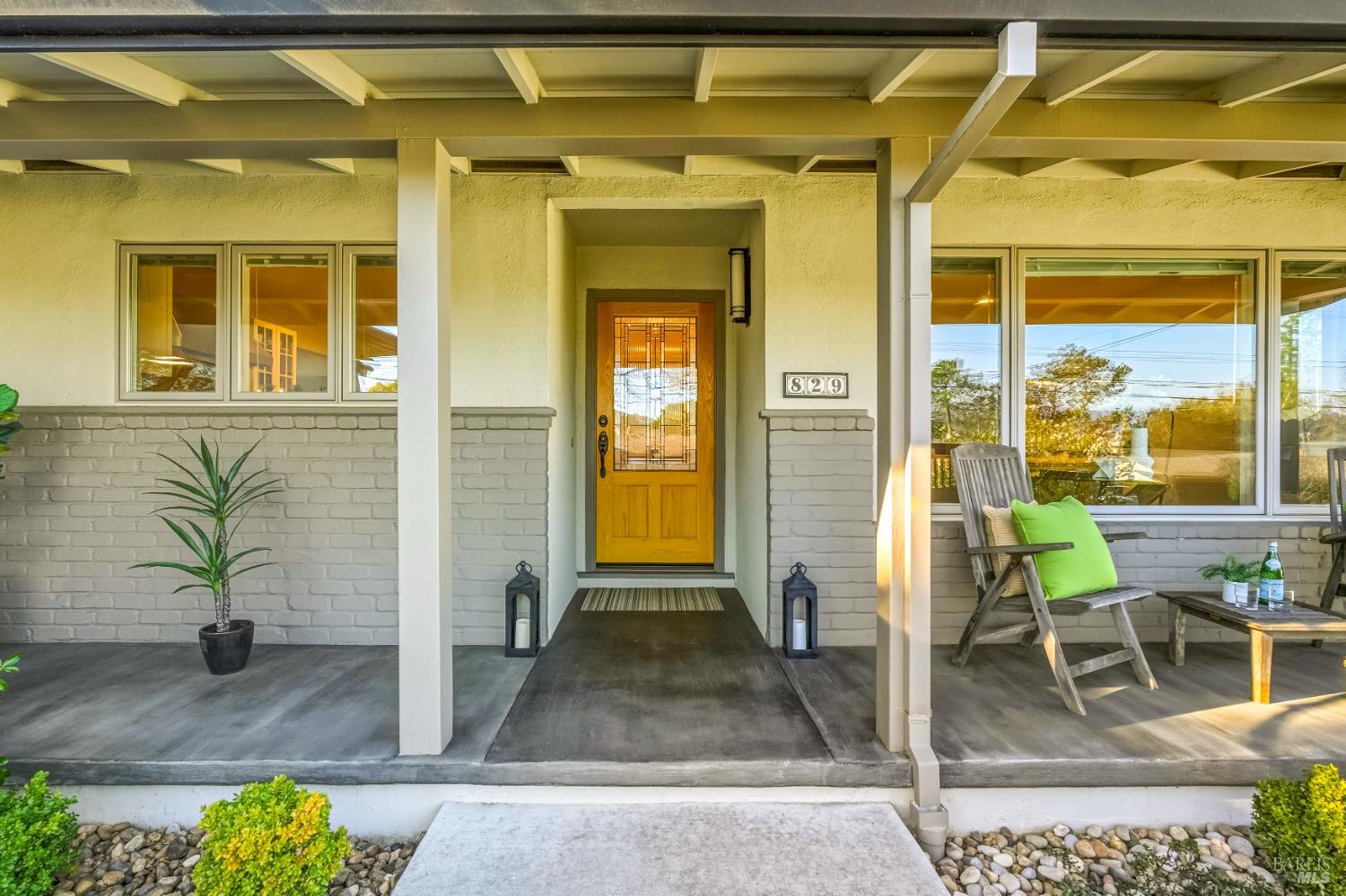 829 Las Pavadas Avenue