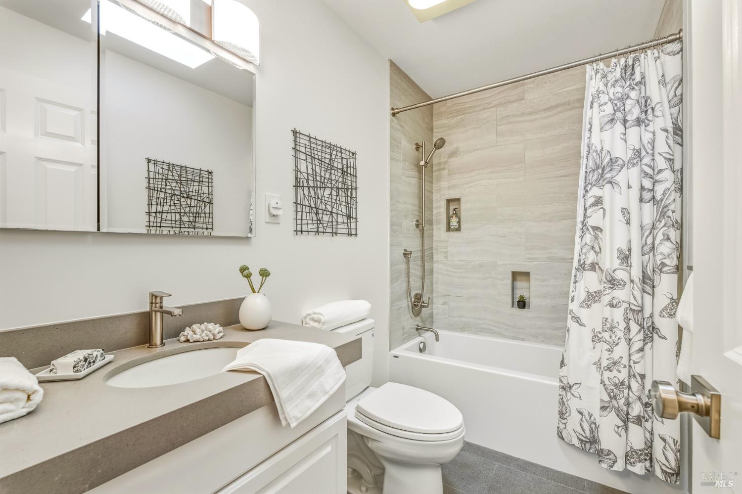 829 Las Pavadas Avenue