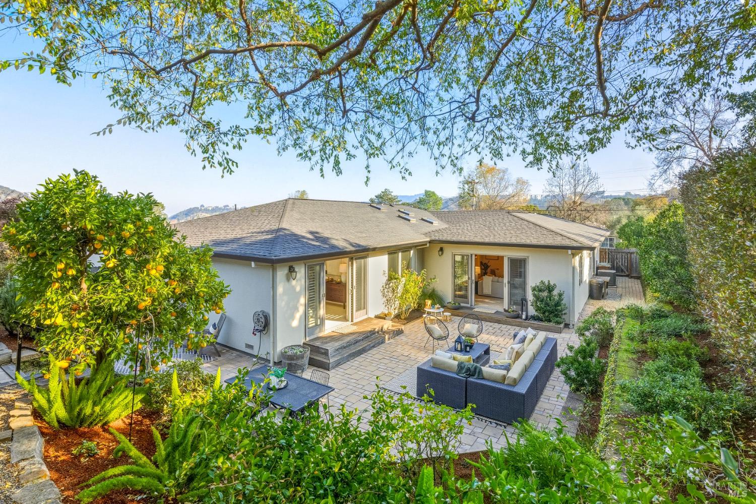 829 Las Pavadas Avenue