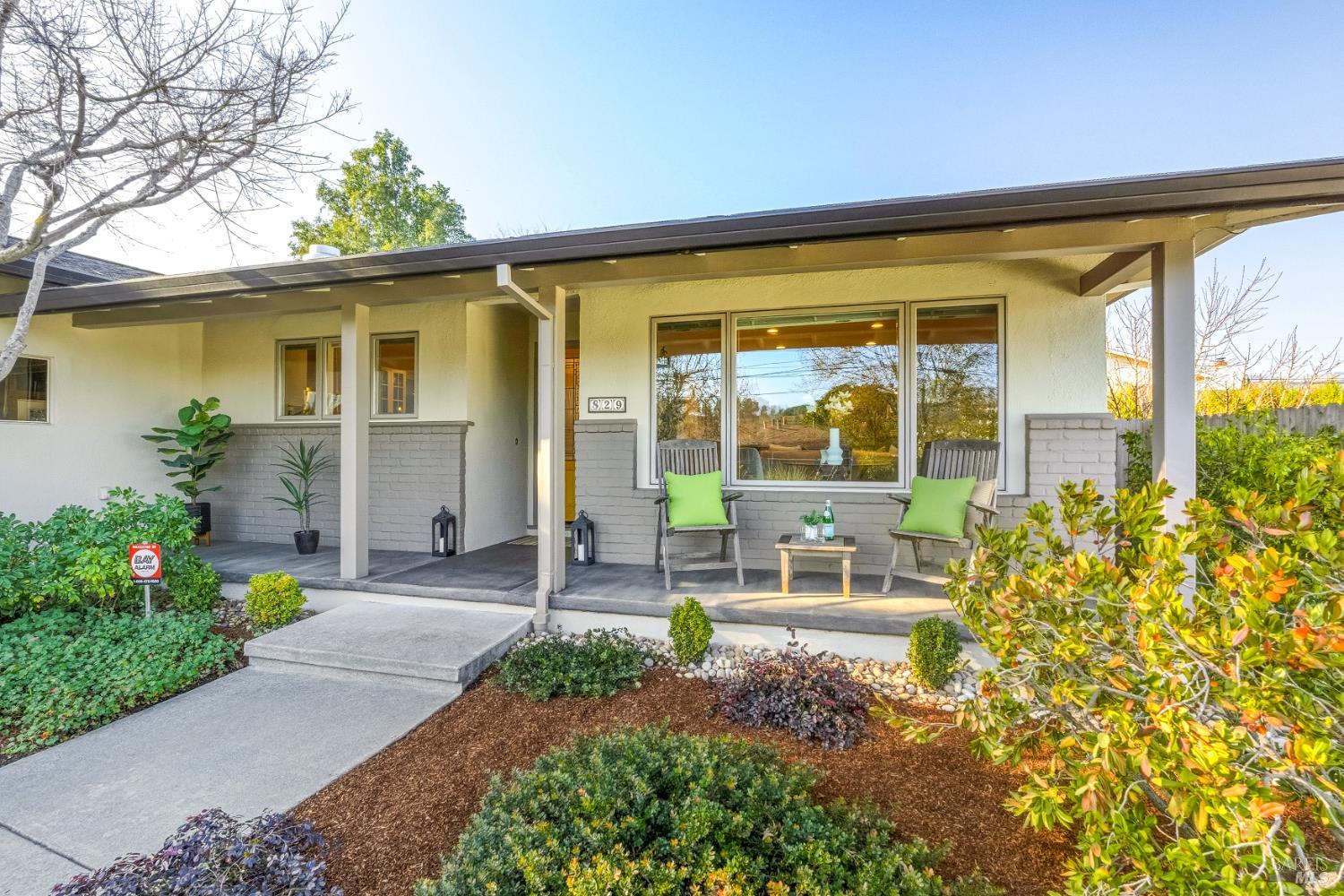 829 Las Pavadas Avenue