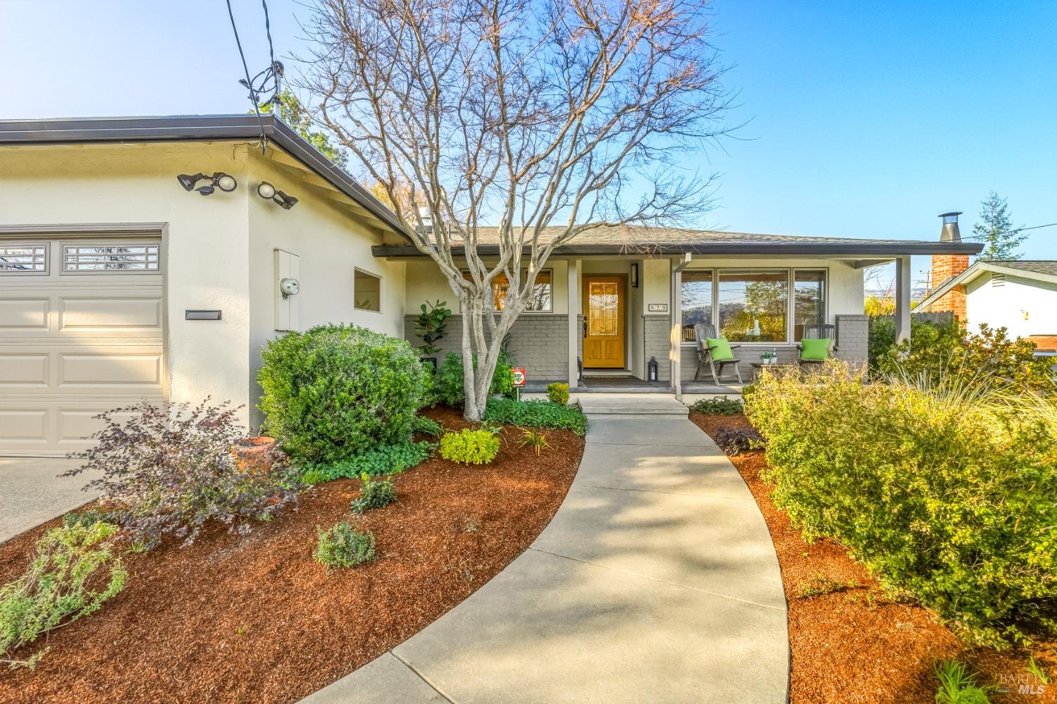 829 Las Pavadas Avenue