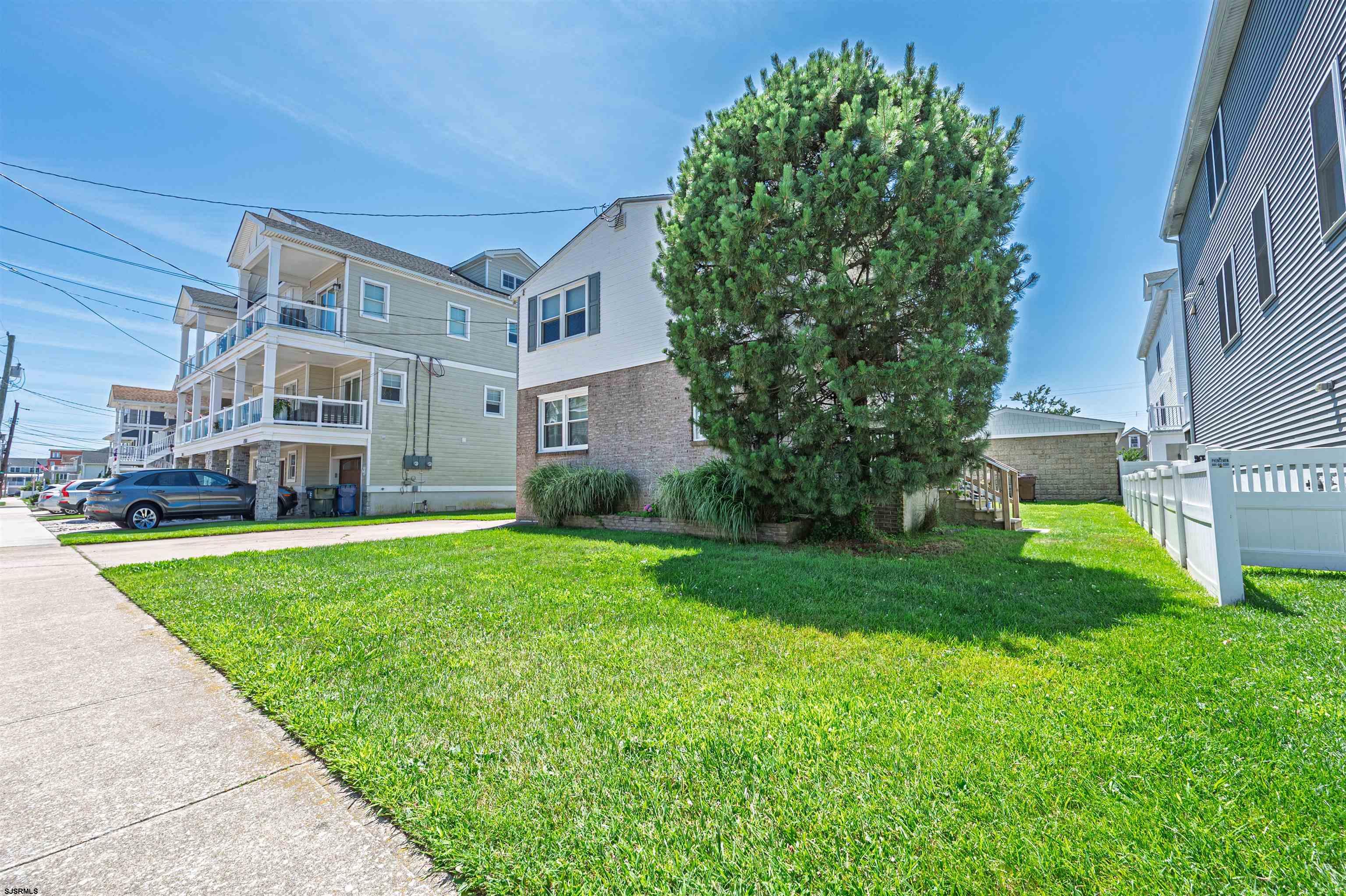 210 N Surrey Ave