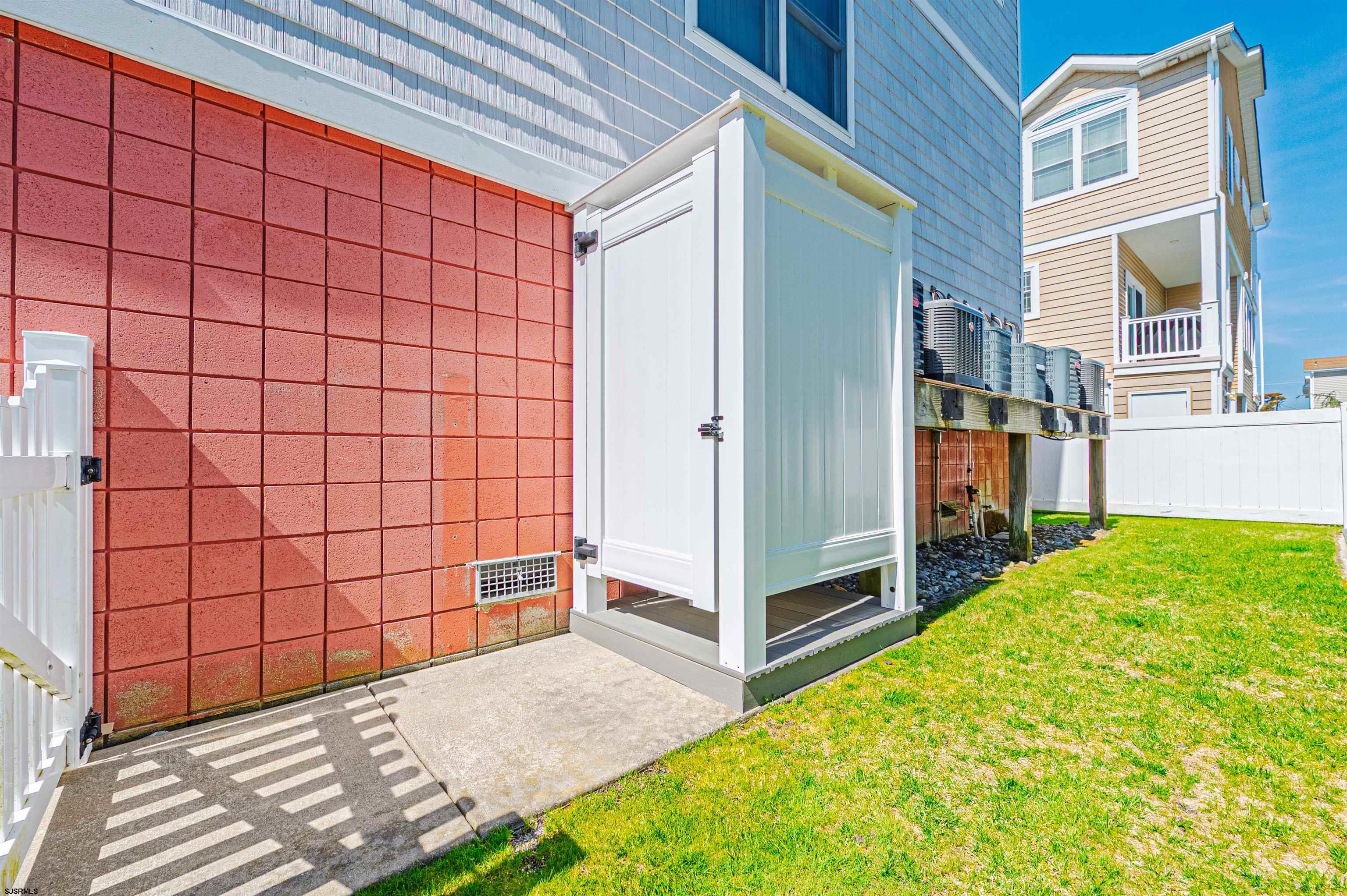 111 N Madison Unit: 2