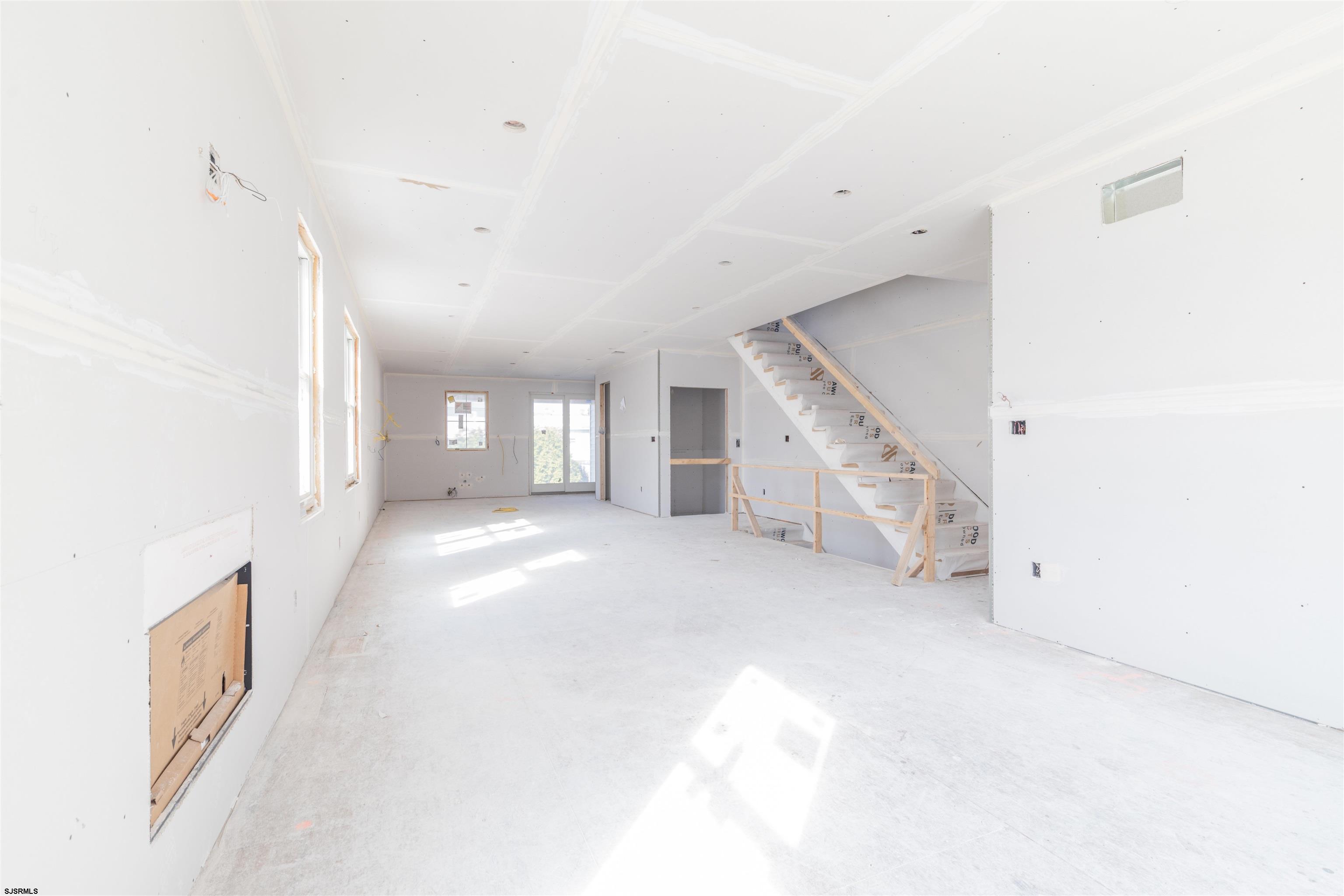 10 N Newport Ave
