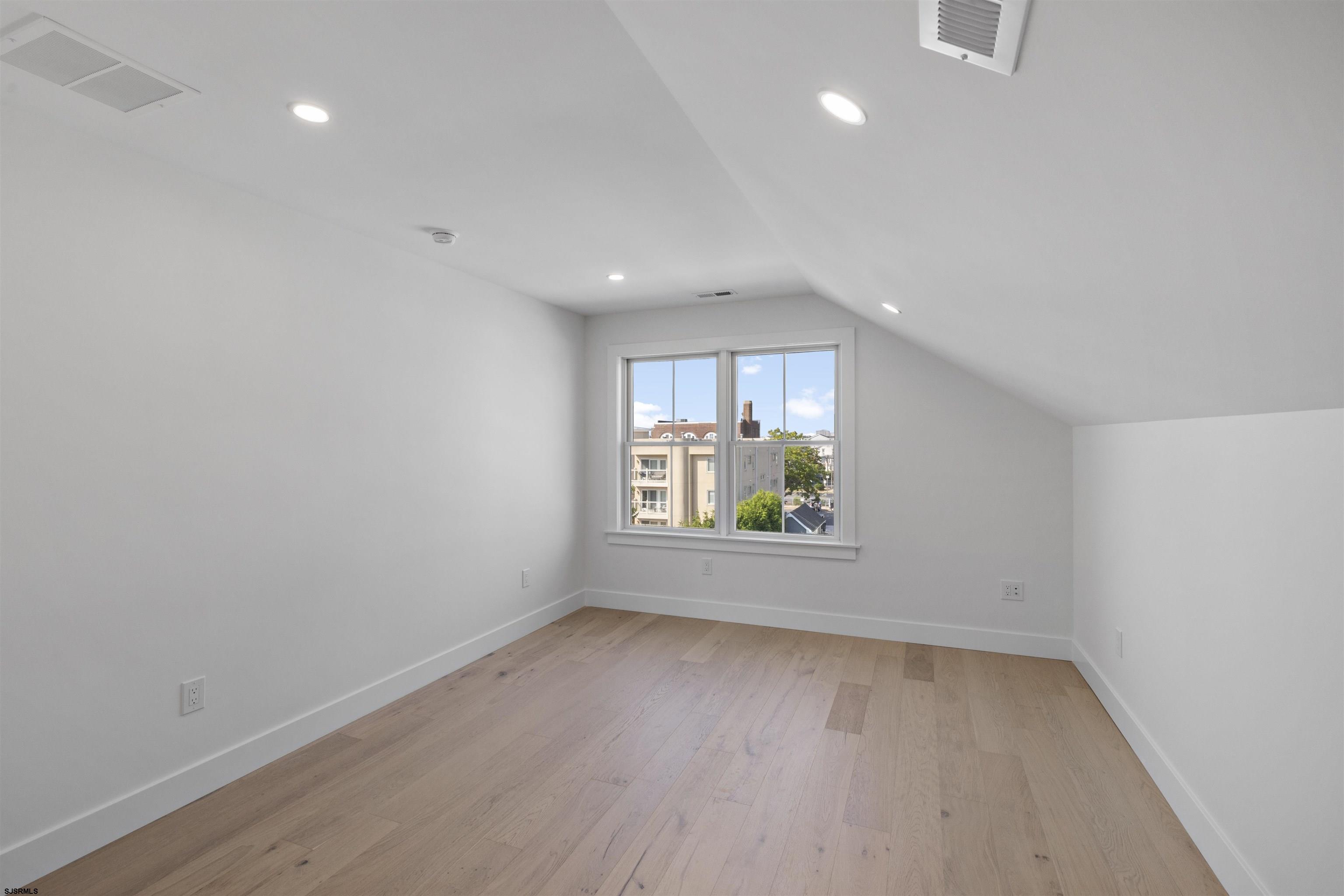 12 N Newport Ave