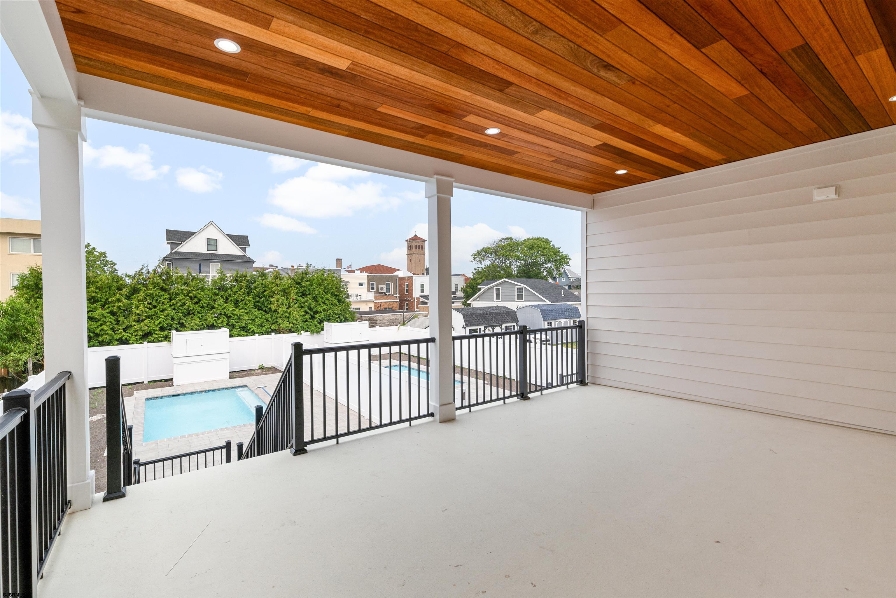 10 N Newport Ave