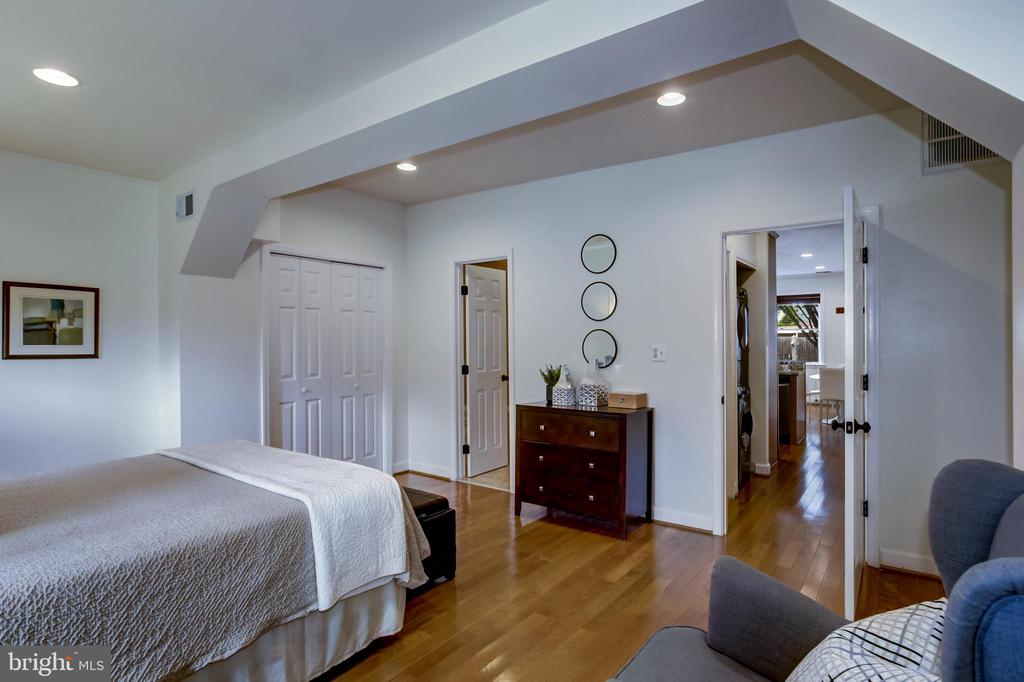 1513 CONSTITUTION AVE NE #2