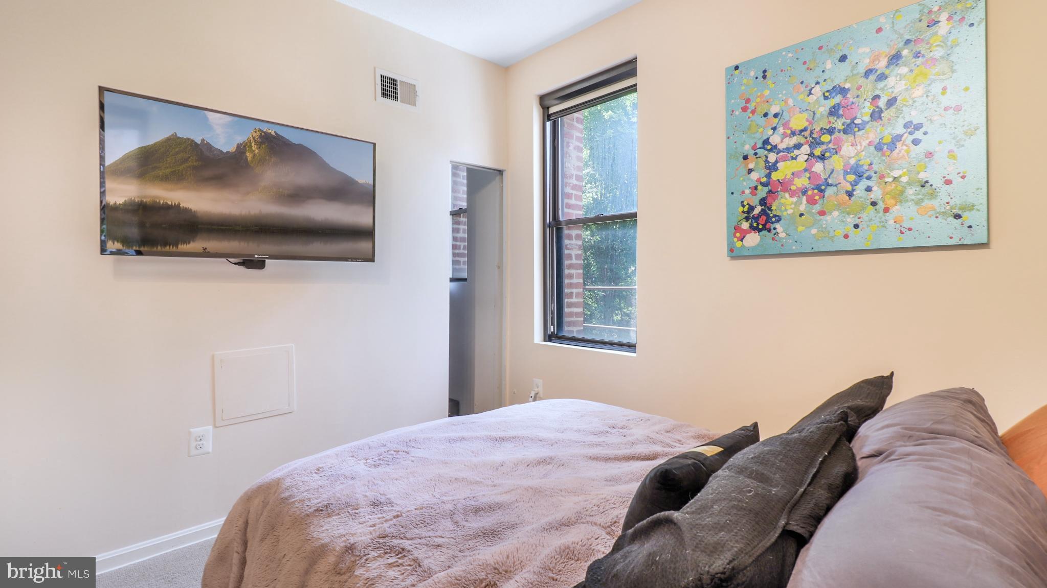 1812 VERNON ST NW #1