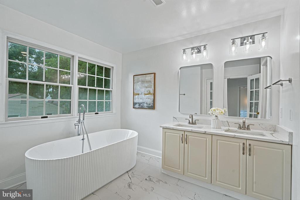 3009 WINDY KNOLL COURT