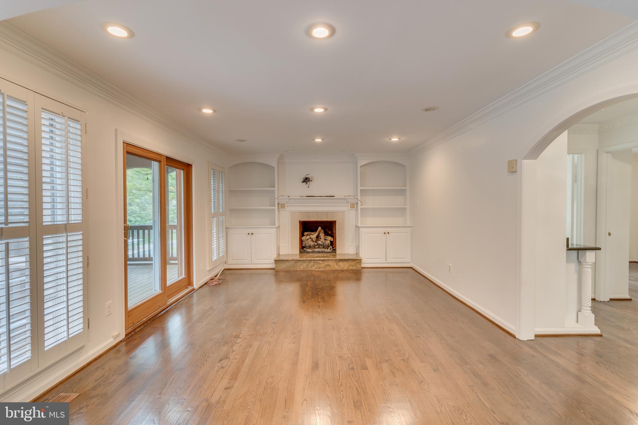 906 Ridge Dr