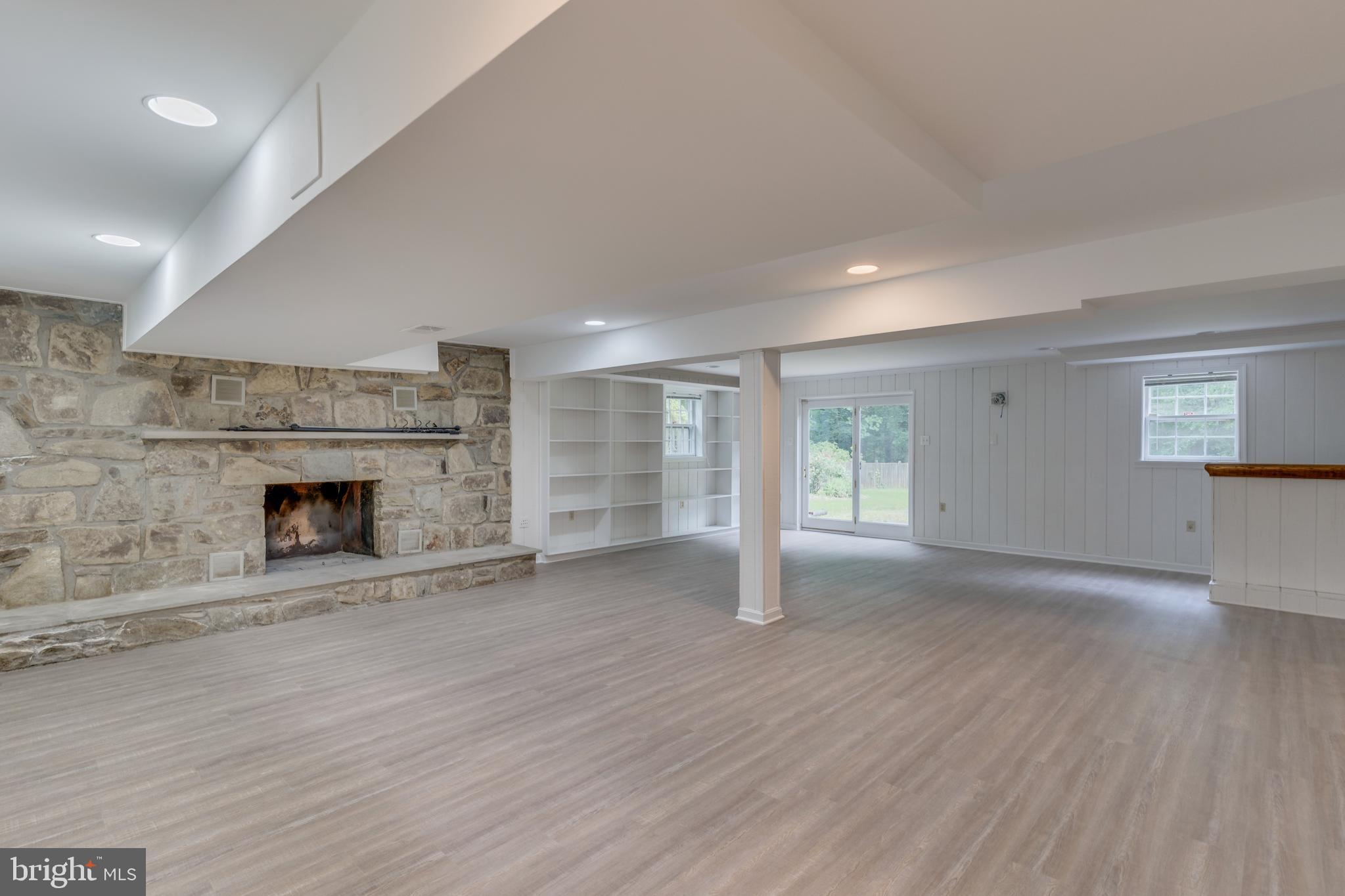 906 Ridge Dr