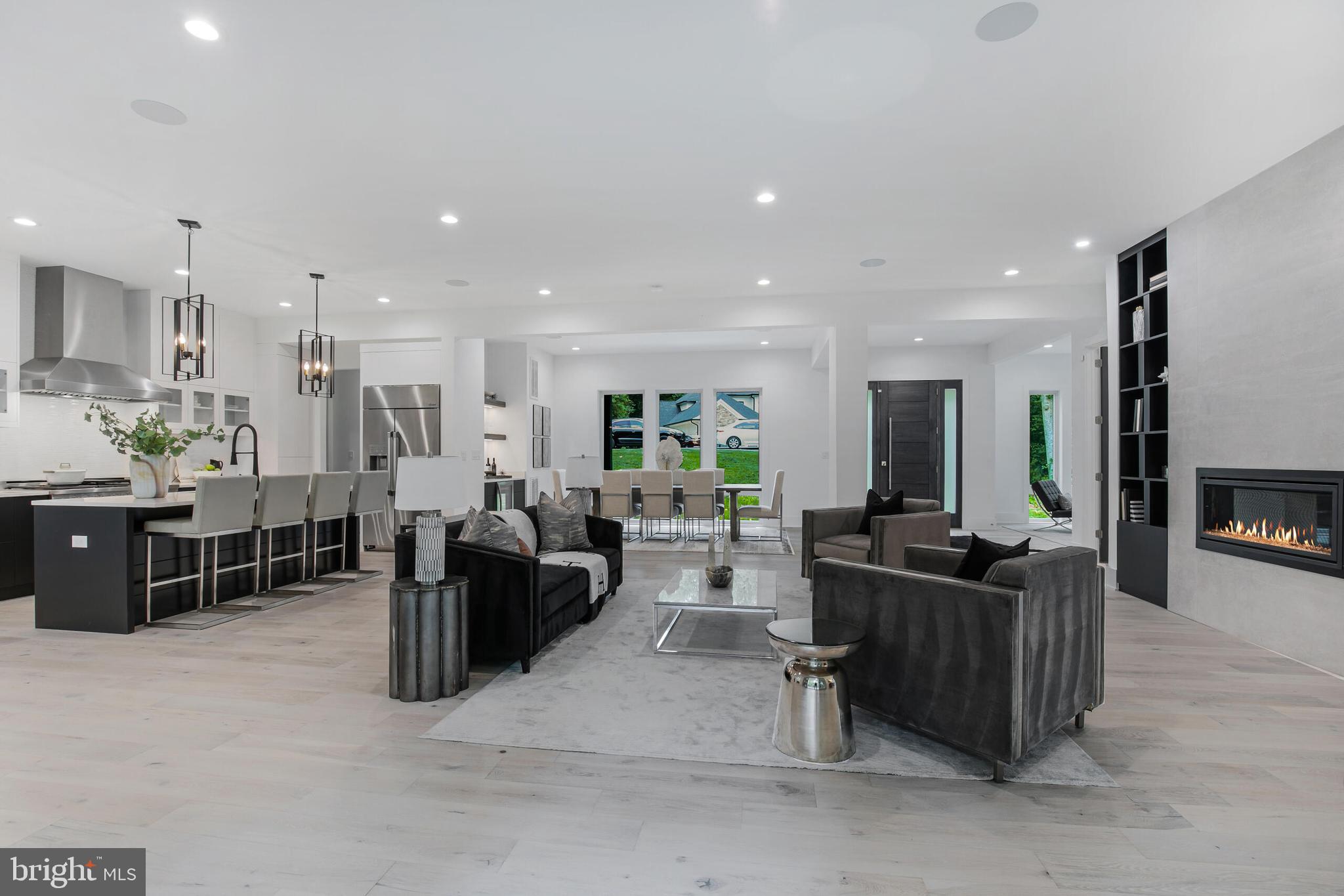 7003 River Oaks Dr