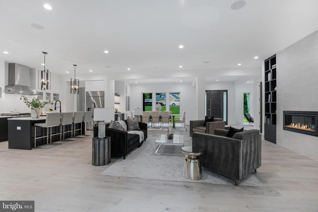 7003 River Oaks Dr