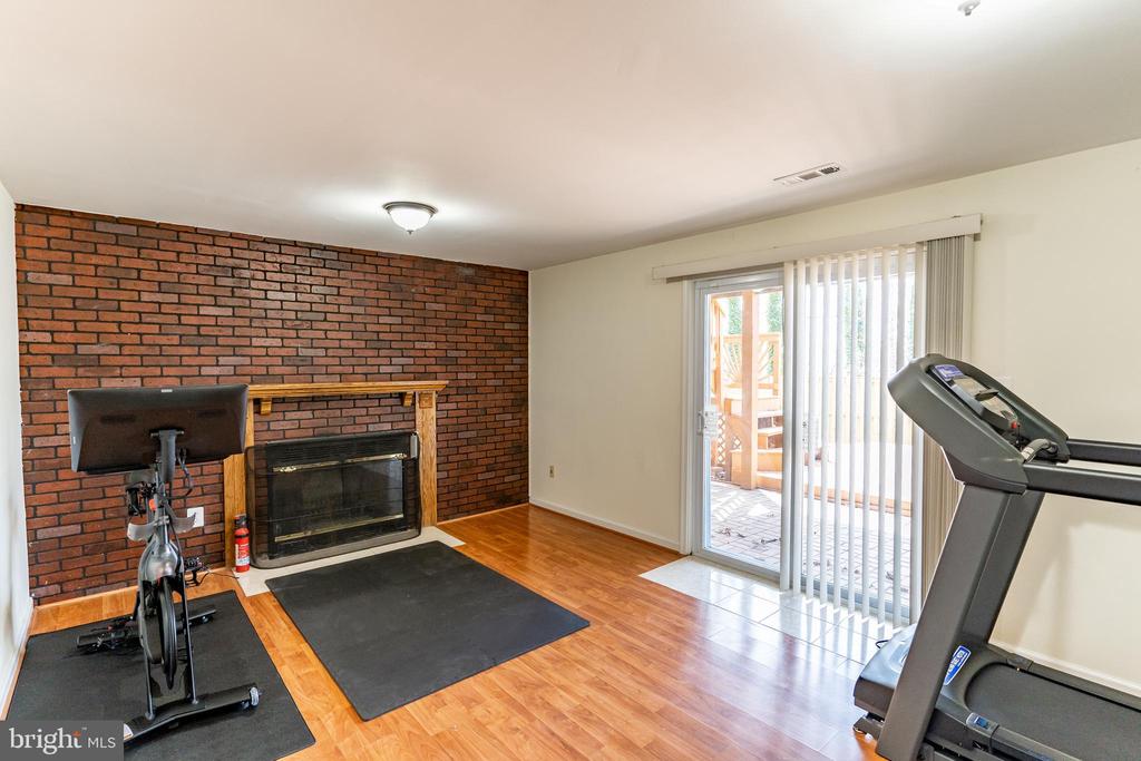 8938 WALDREN WAY