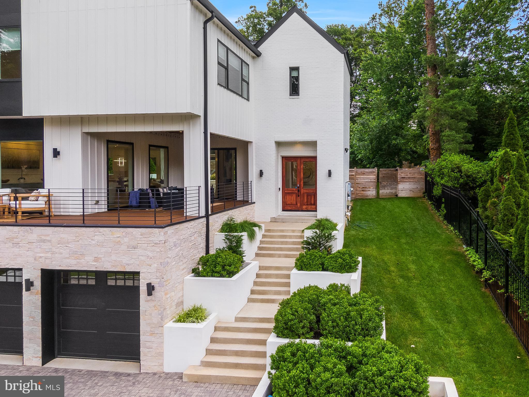 5914 Woodley Rd