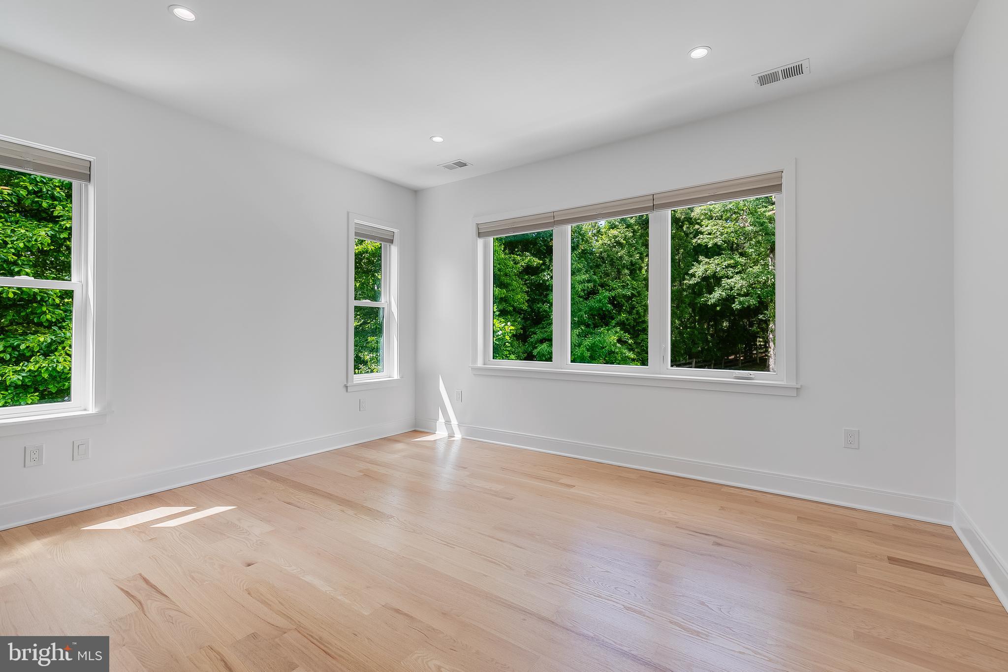 5914 Woodley Rd