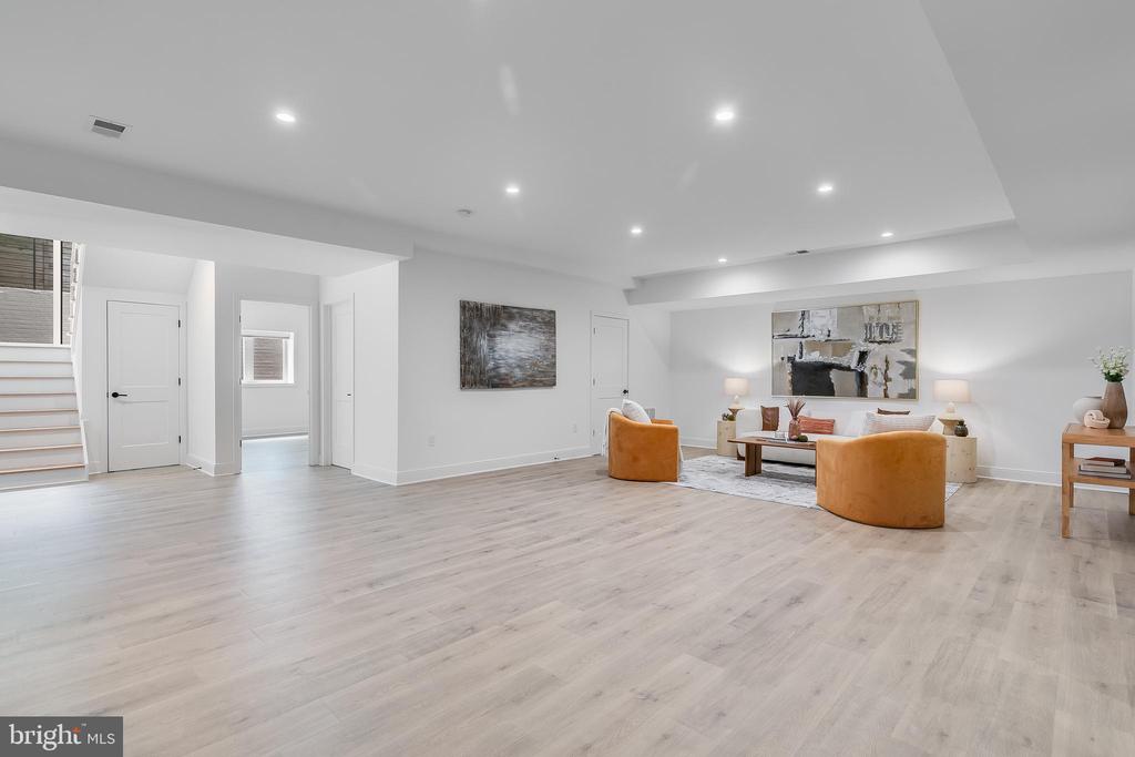 5914 Woodley Rd