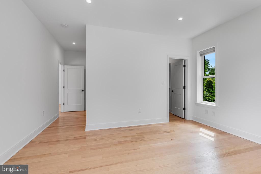 5914 Woodley Rd