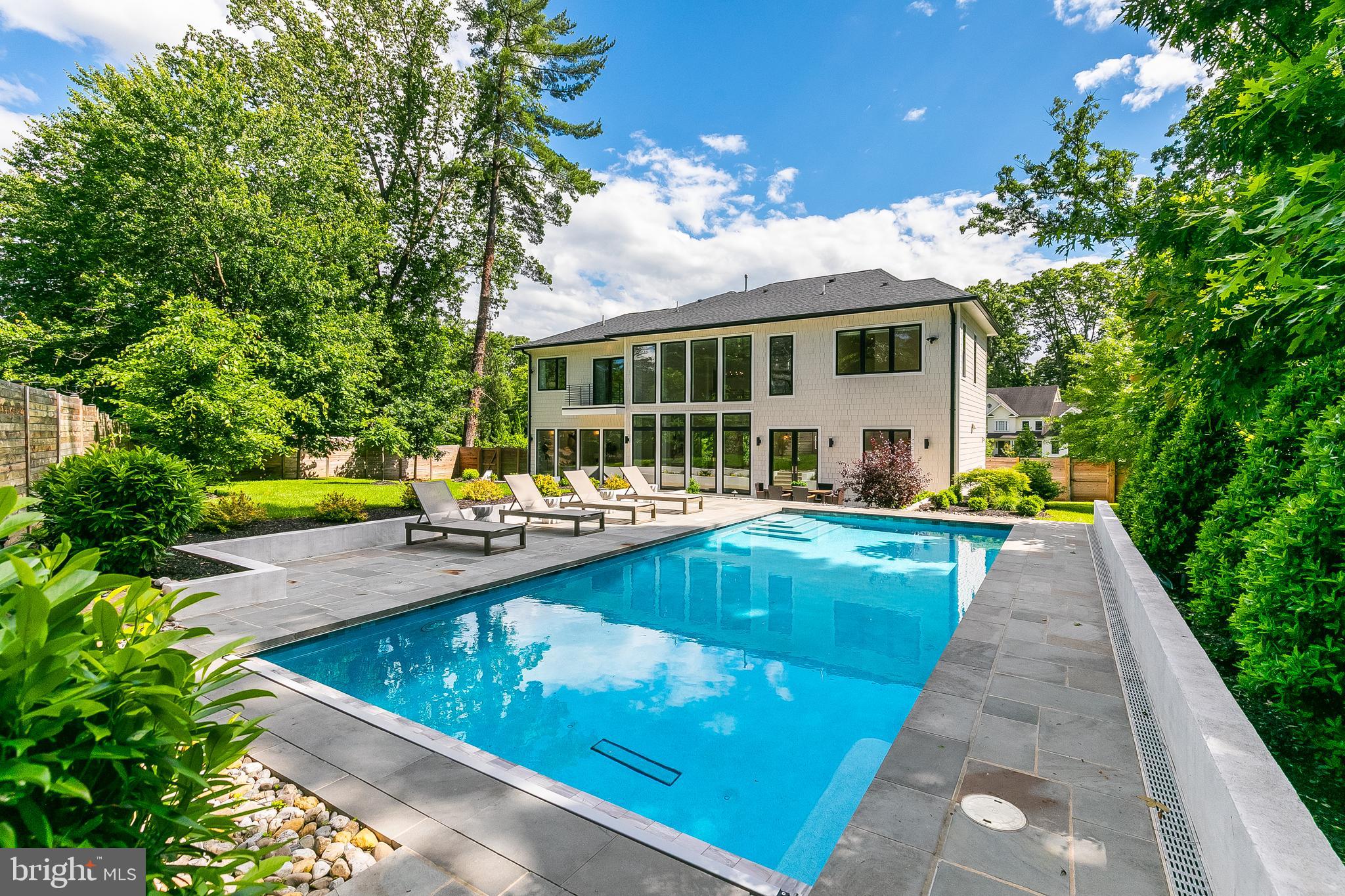 5914 Woodley Rd