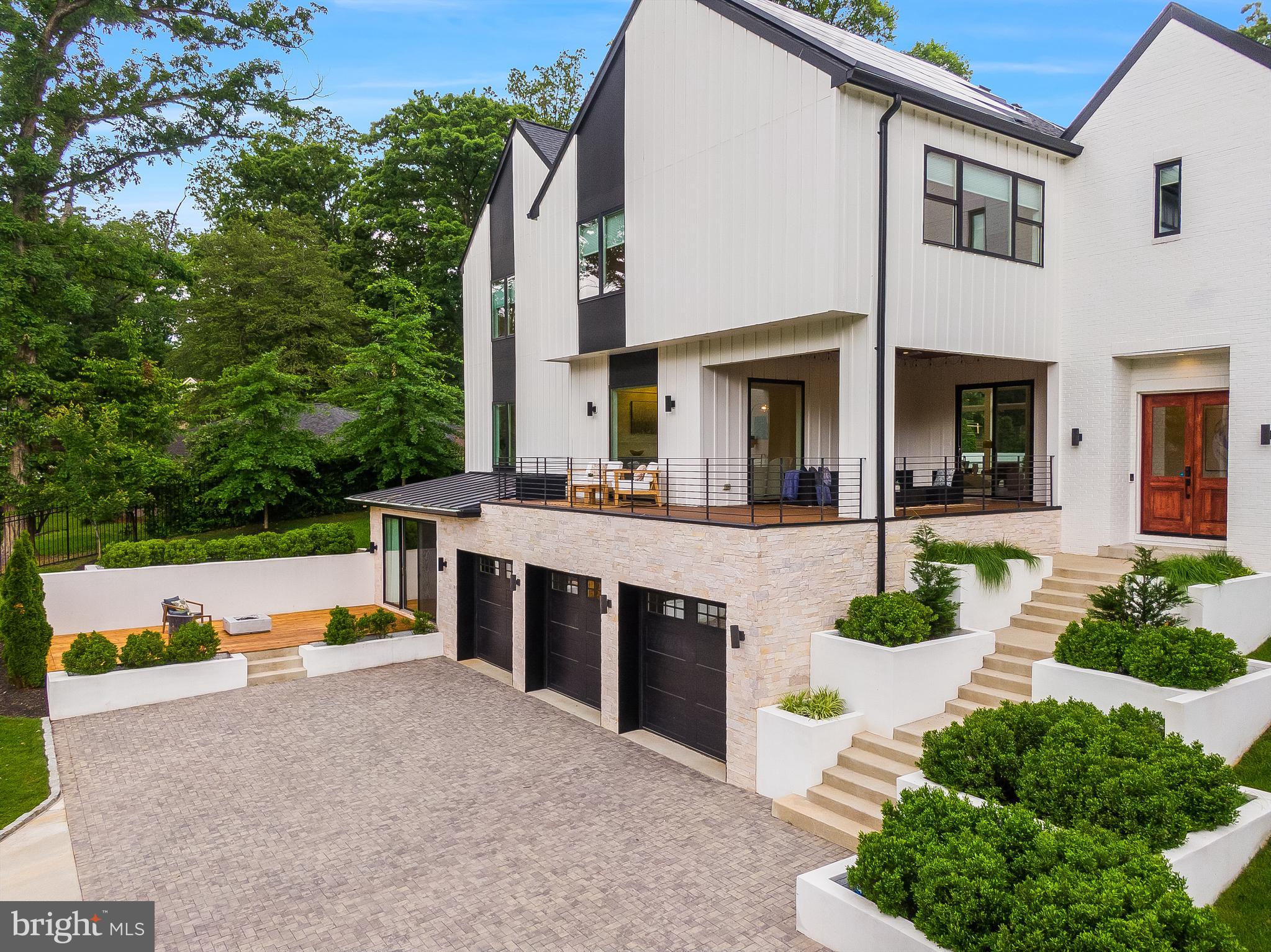 5914 Woodley Rd