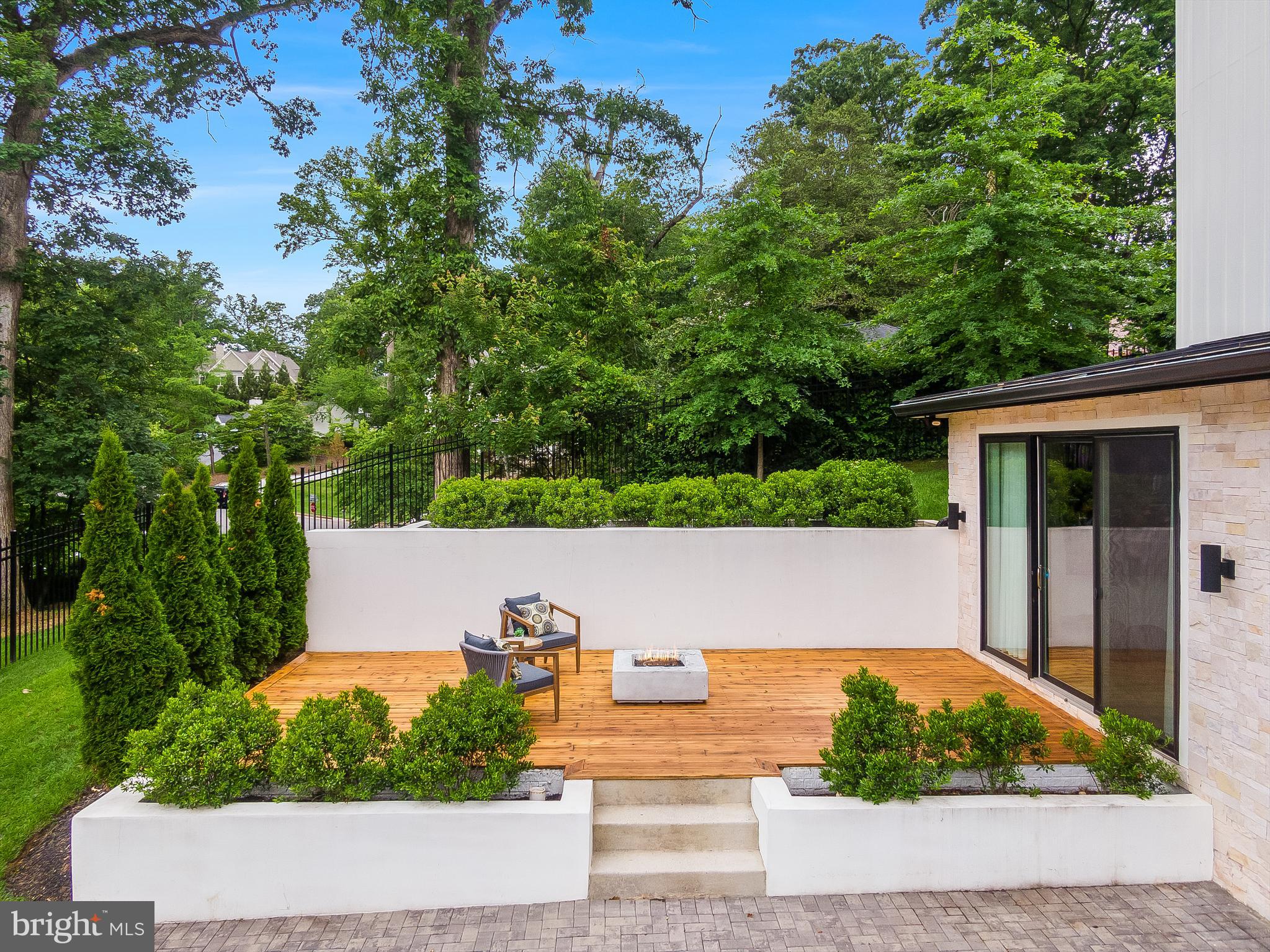 5914 Woodley Rd