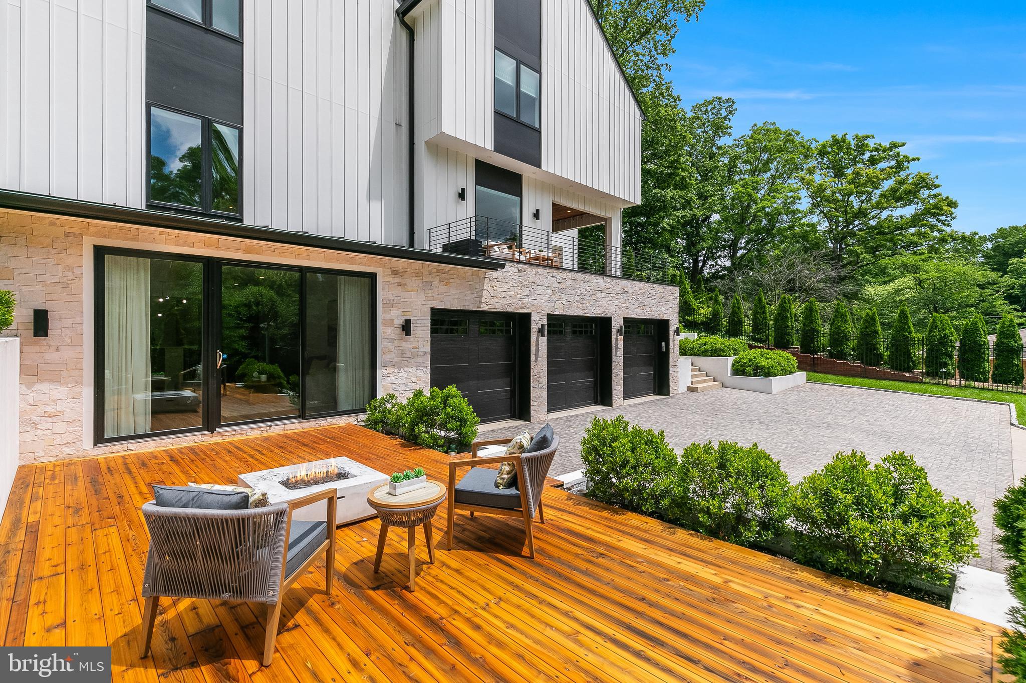 5914 Woodley Rd