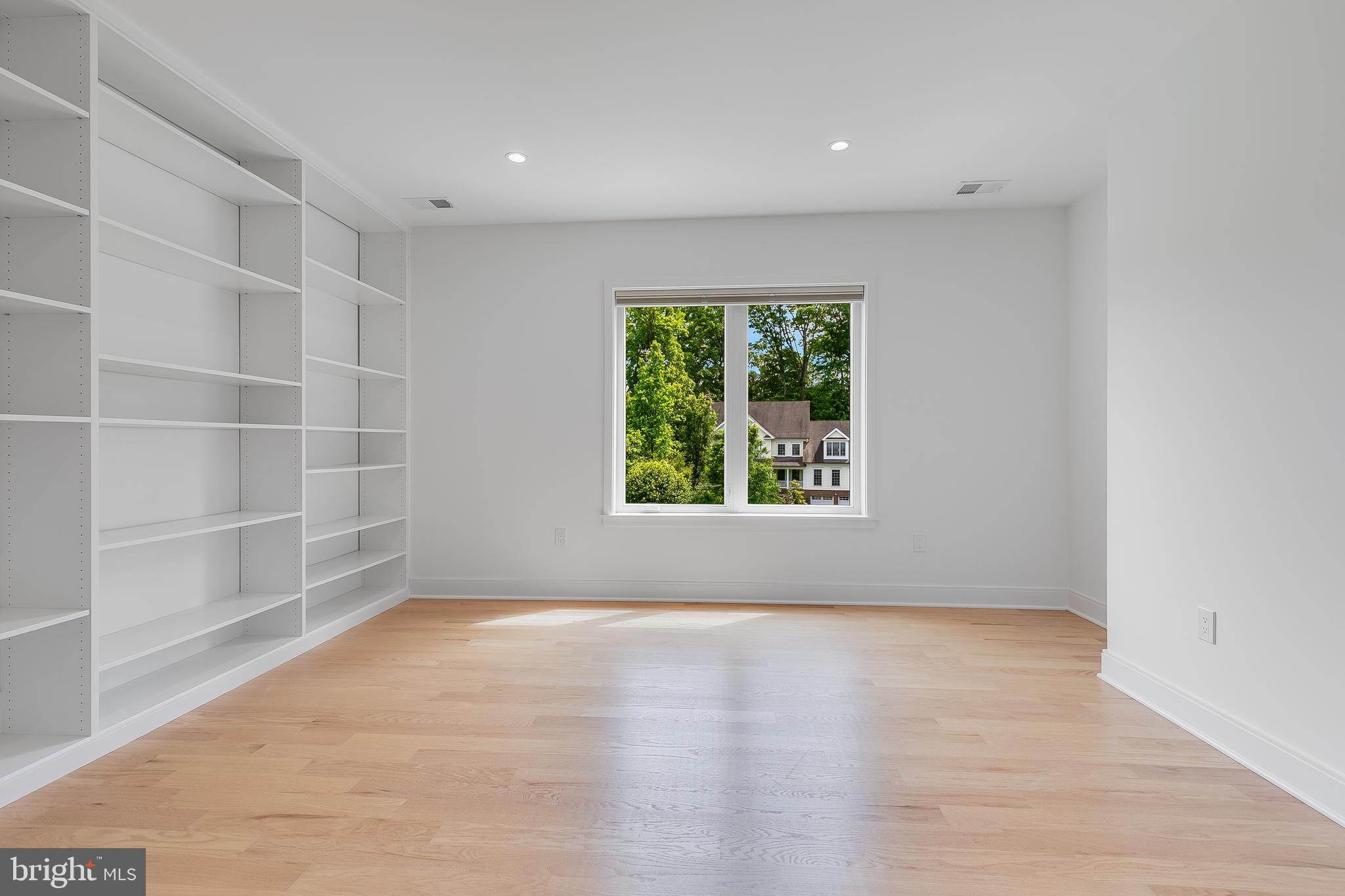 5914 Woodley Rd