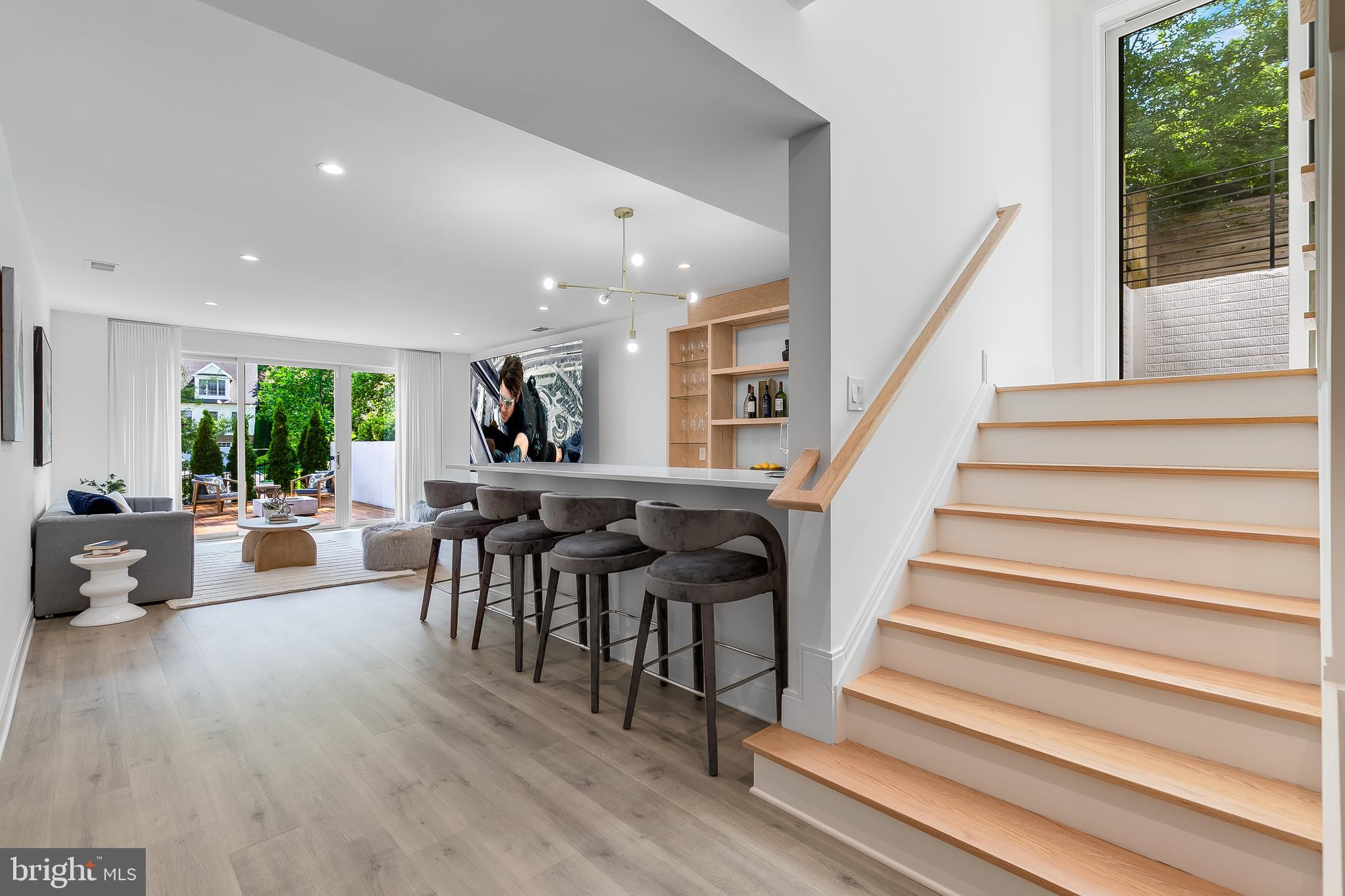 5914 Woodley Rd