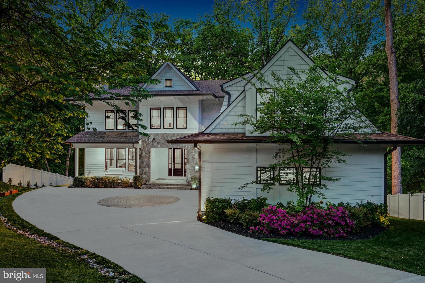 7004 River Oaks Dr