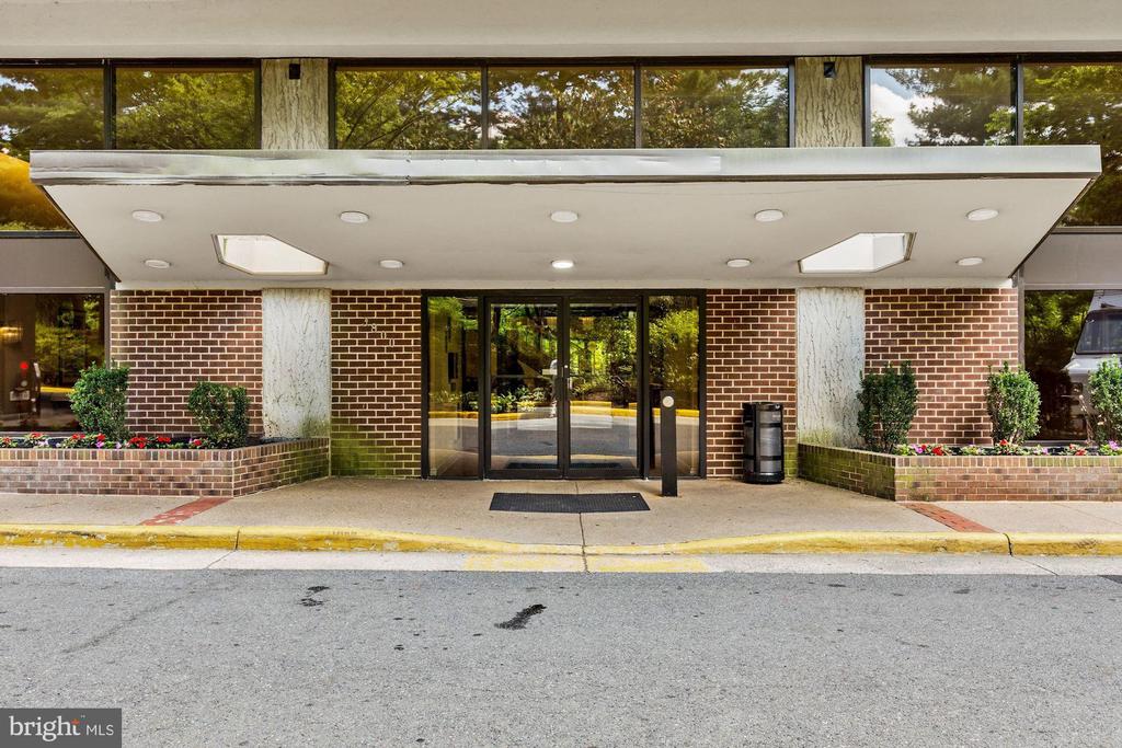 3800 POWELL LANE 813