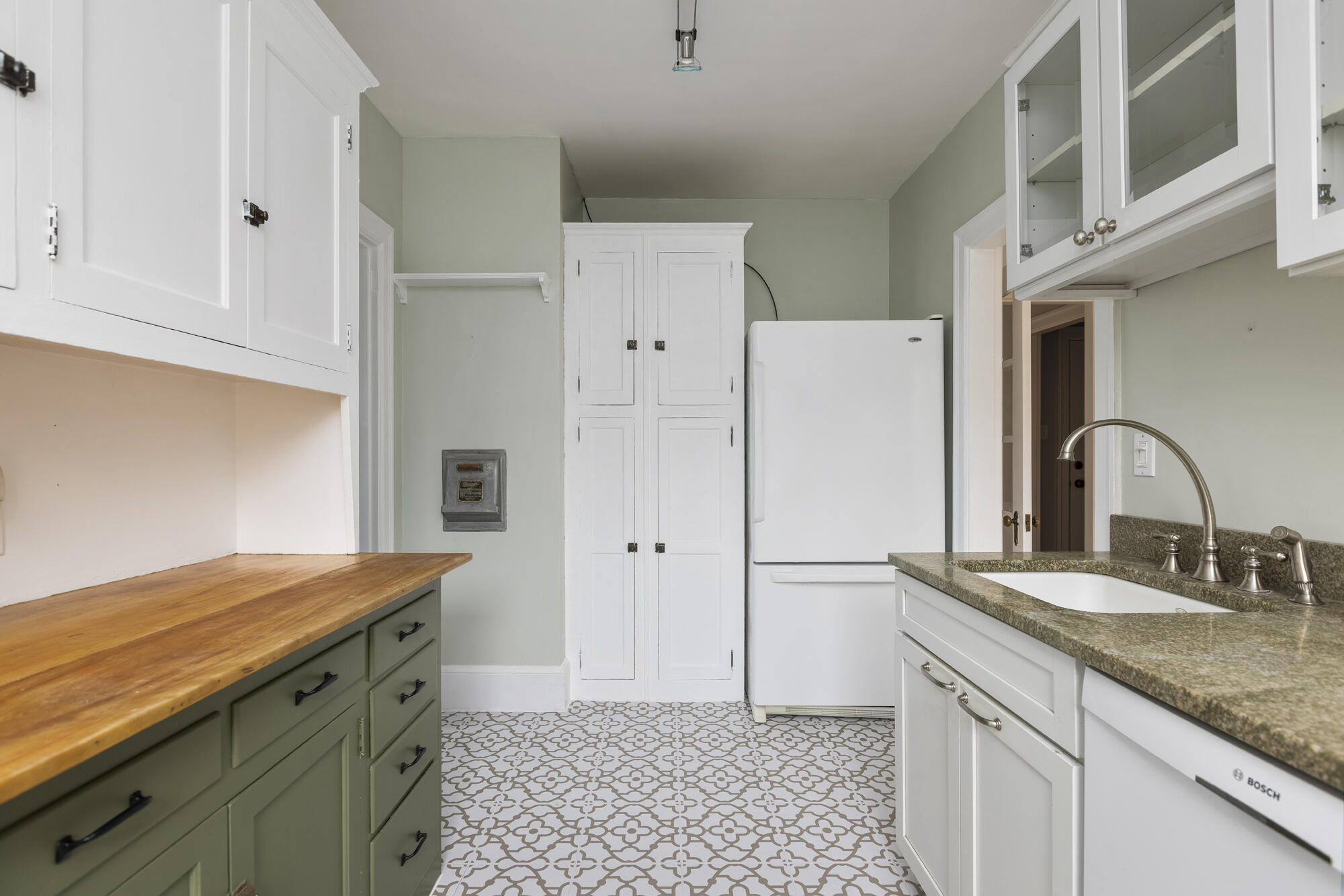 290 Baxter Boulevard, B3