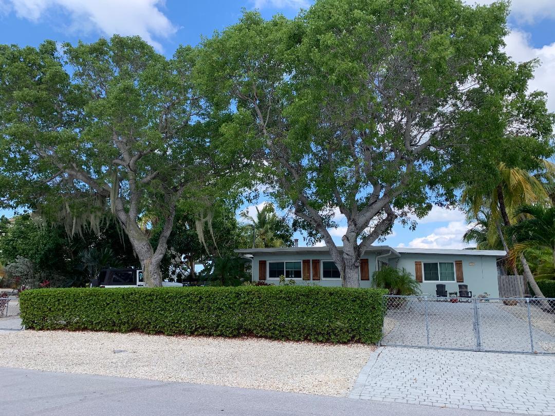 1136 W Shore Drive