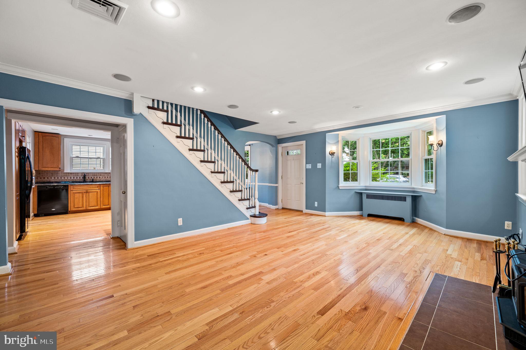 408 E COUNTRY CLUB LANE