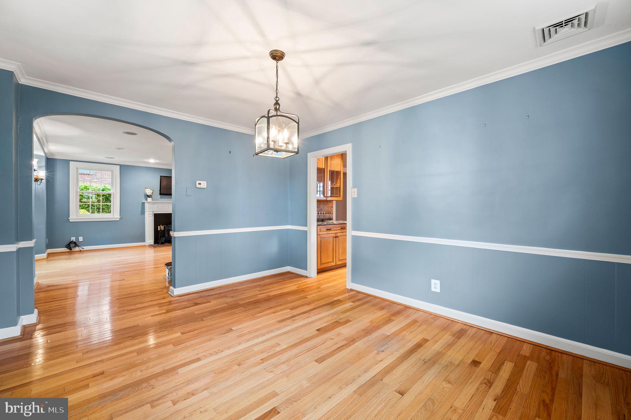 408 E COUNTRY CLUB LANE