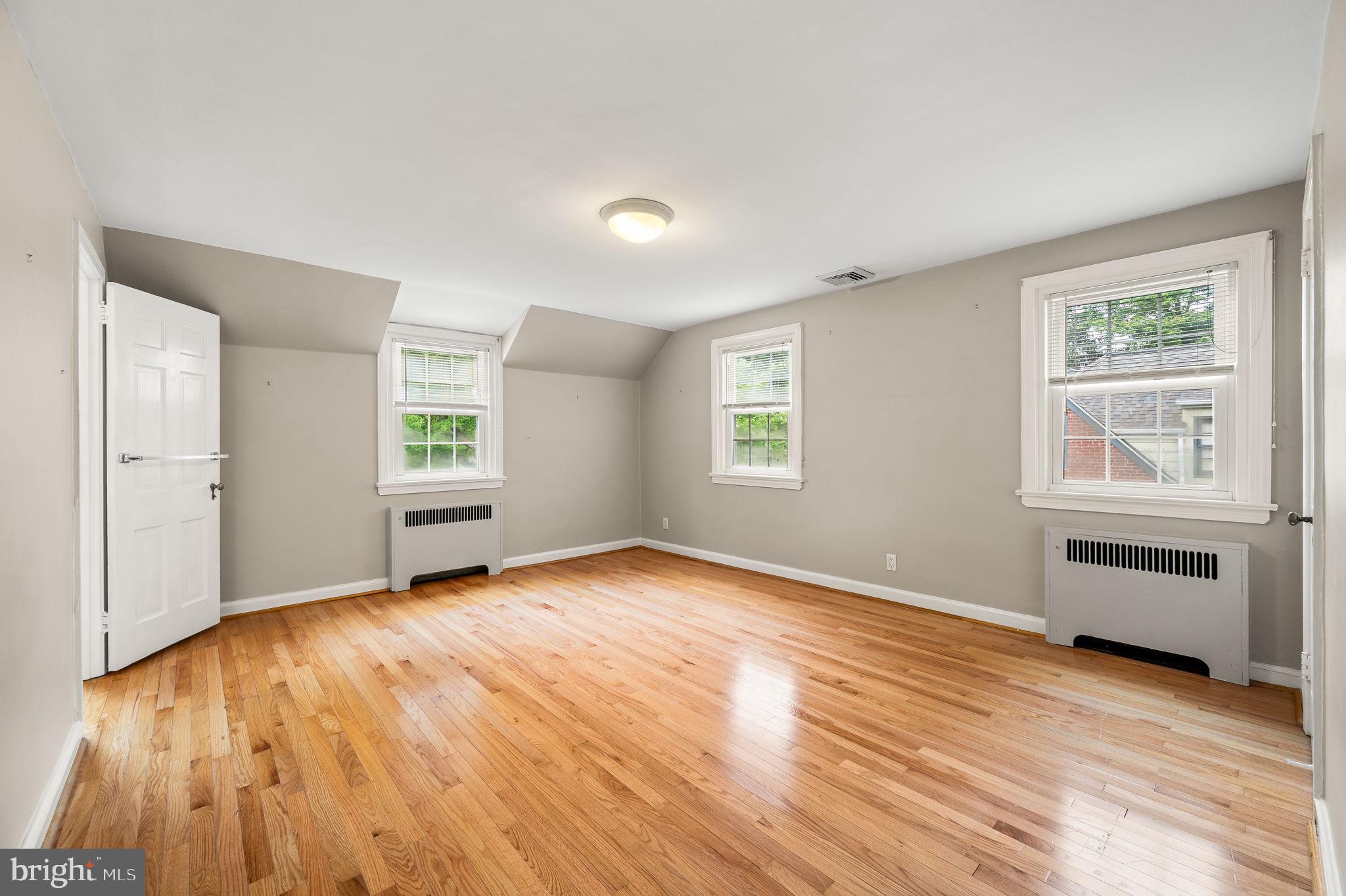 408 E COUNTRY CLUB LANE