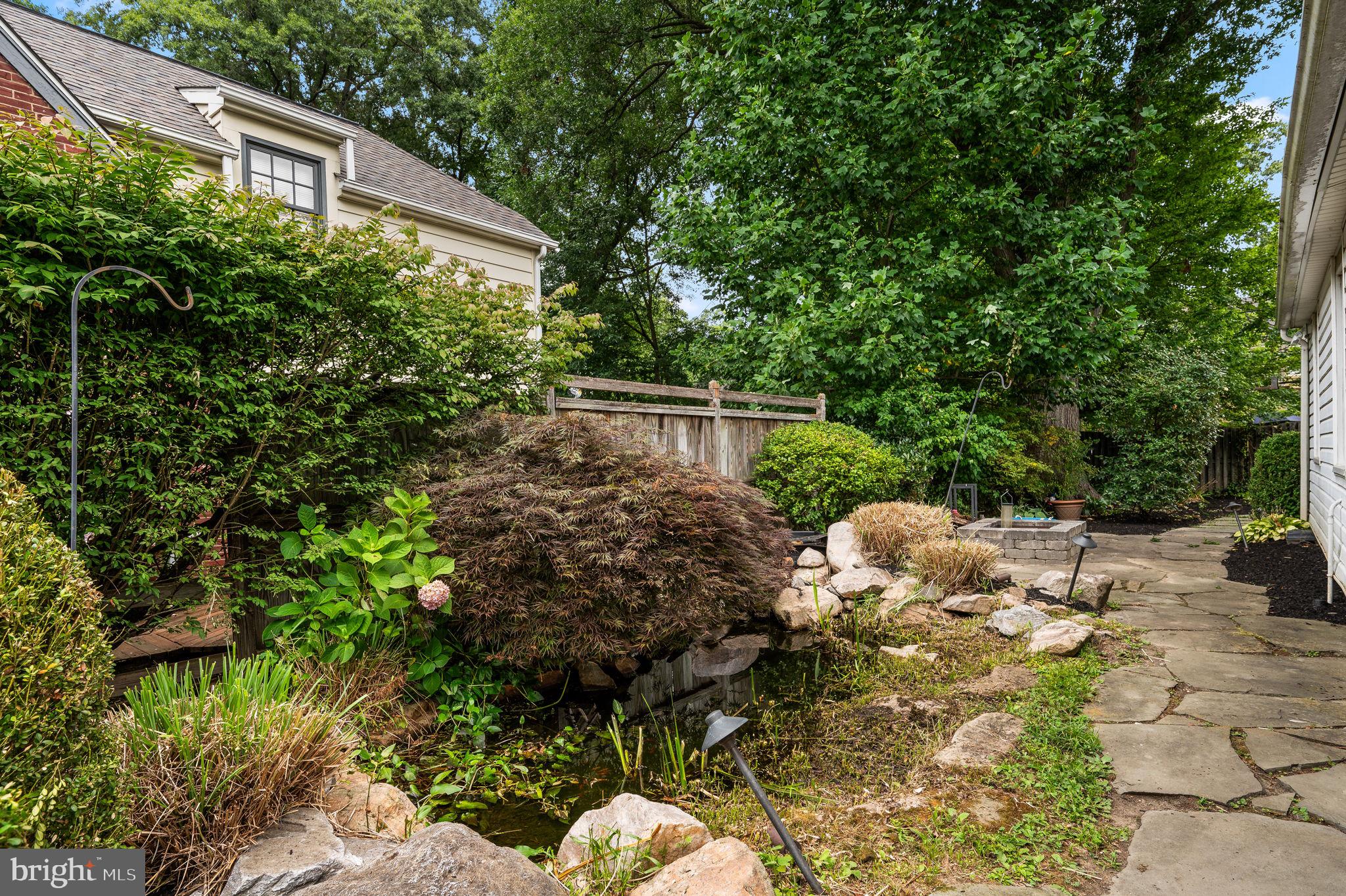 408 E COUNTRY CLUB LANE