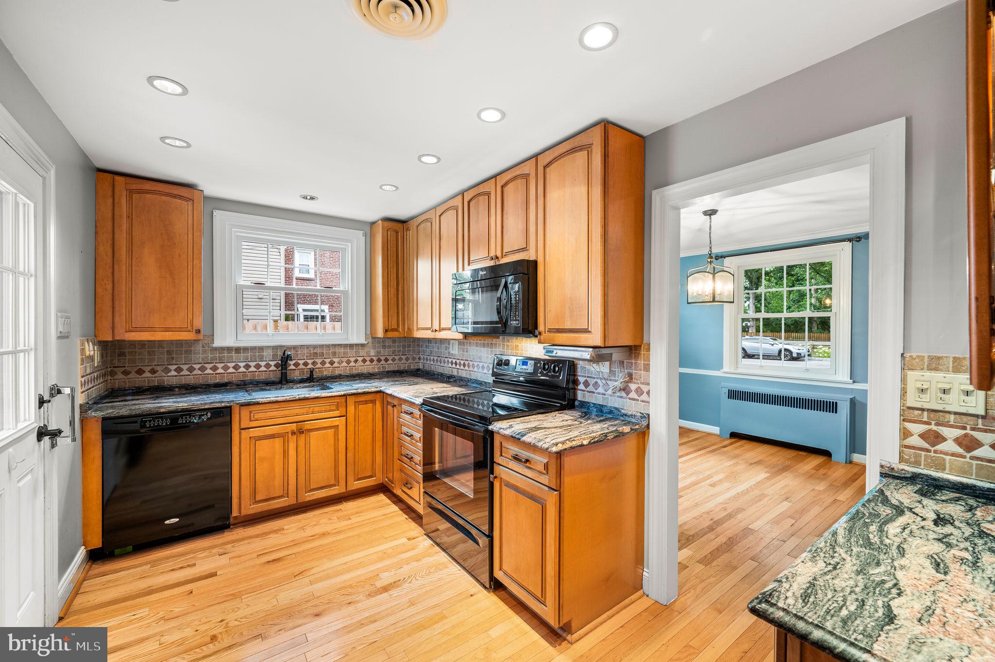 408 E COUNTRY CLUB LANE