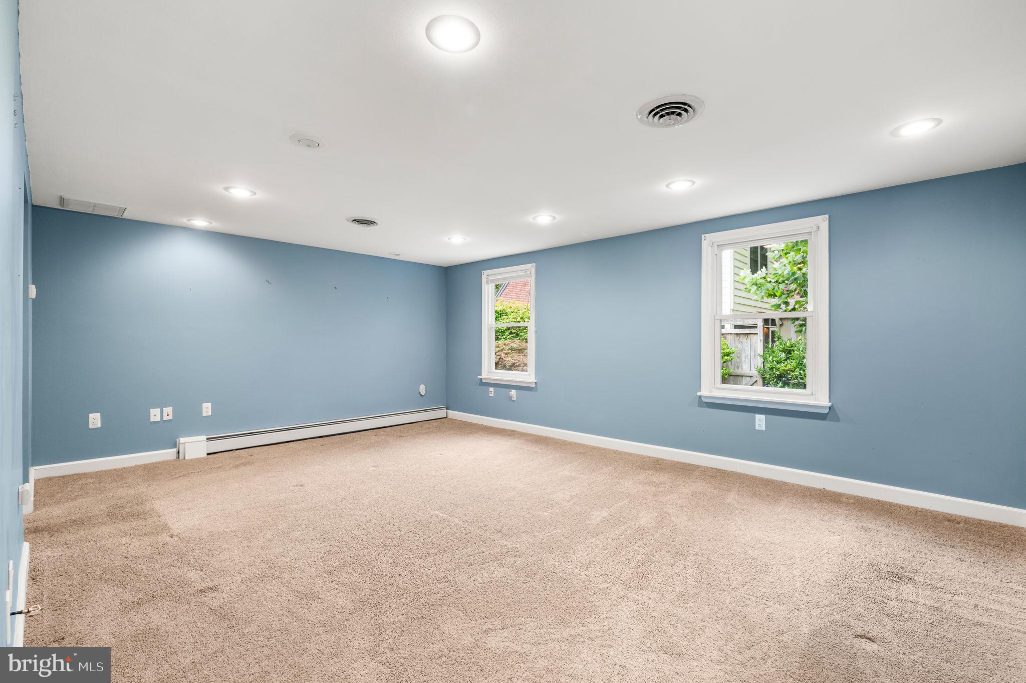 408 E COUNTRY CLUB LANE