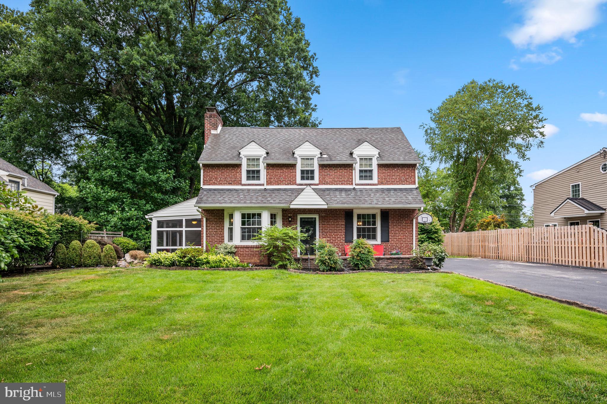 408 E COUNTRY CLUB LANE