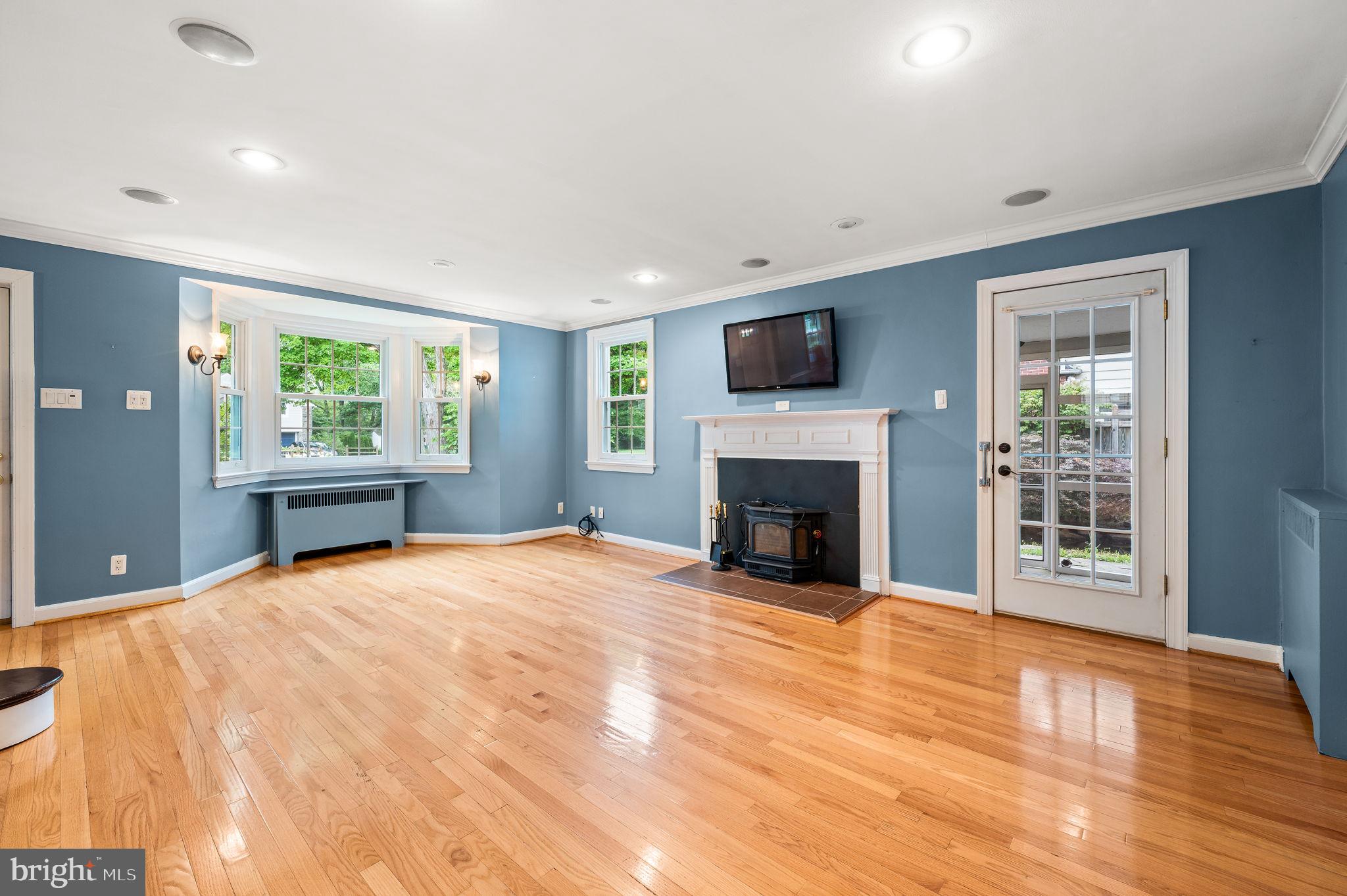 408 E COUNTRY CLUB LANE