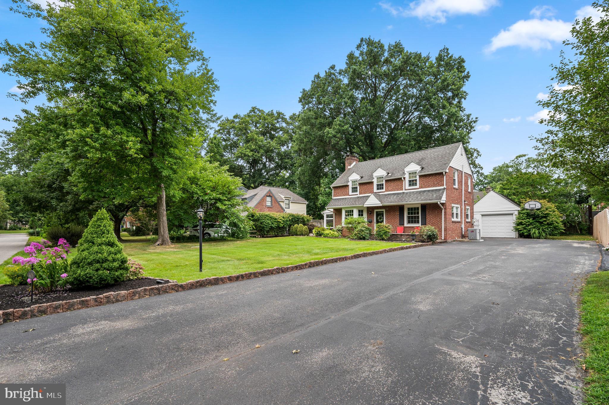 408 E COUNTRY CLUB LANE