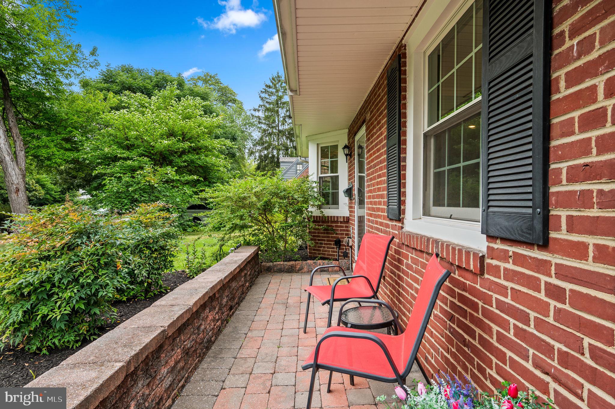 408 E COUNTRY CLUB LANE